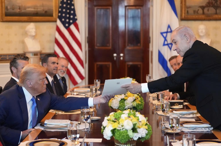 Thủ tướng Israel trao tận tay Tổng thống Donald Trump m&oacute;n qu&agrave; bất ngờ- Ảnh 1.