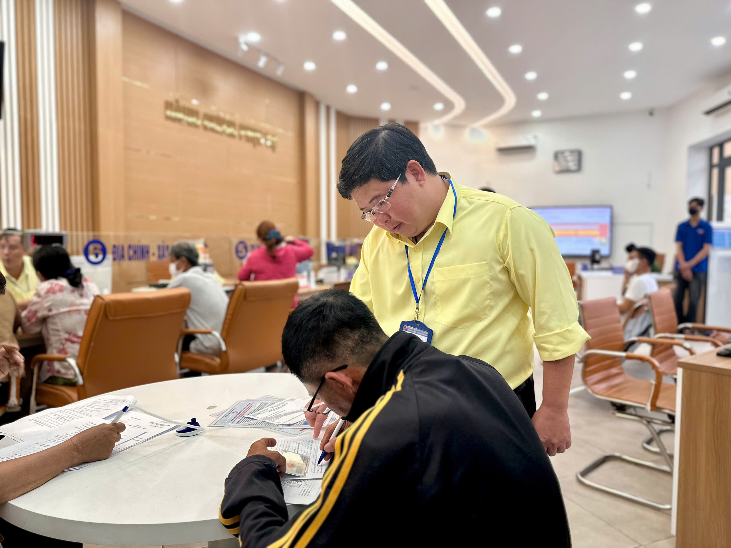 Ch&iacute;nh quyền địa phương 2 cấp tại TP HCM nhận phản hồi thế n&agrave;o sau 1 tuần vận h&agrave;nh?- Ảnh 9.