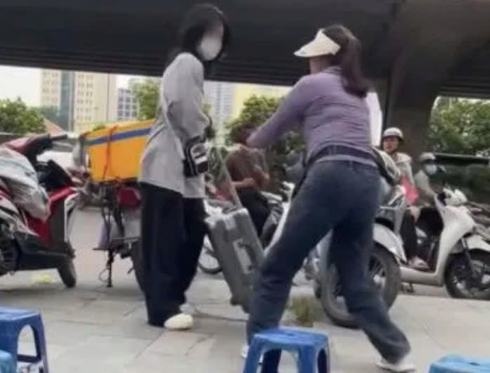 Vụ b&agrave; b&aacute;n tr&agrave; đ&aacute; đuổi c&ocirc; g&aacute;i khỏi vỉa h&egrave;: Kh&ocirc;ng thể c&oacute; chuyện vỉa h&egrave; l&agrave; &ldquo;của ri&ecirc;ng&rdquo; của ai!- Ảnh 1.