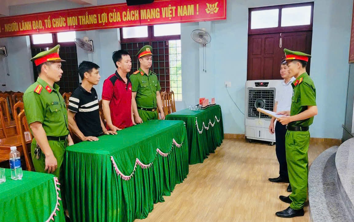 Cảnh sát đột kích căn nhà khóa kín, phát hiện điều bất ngờ của 6 người đàn ông- Ảnh 1.
