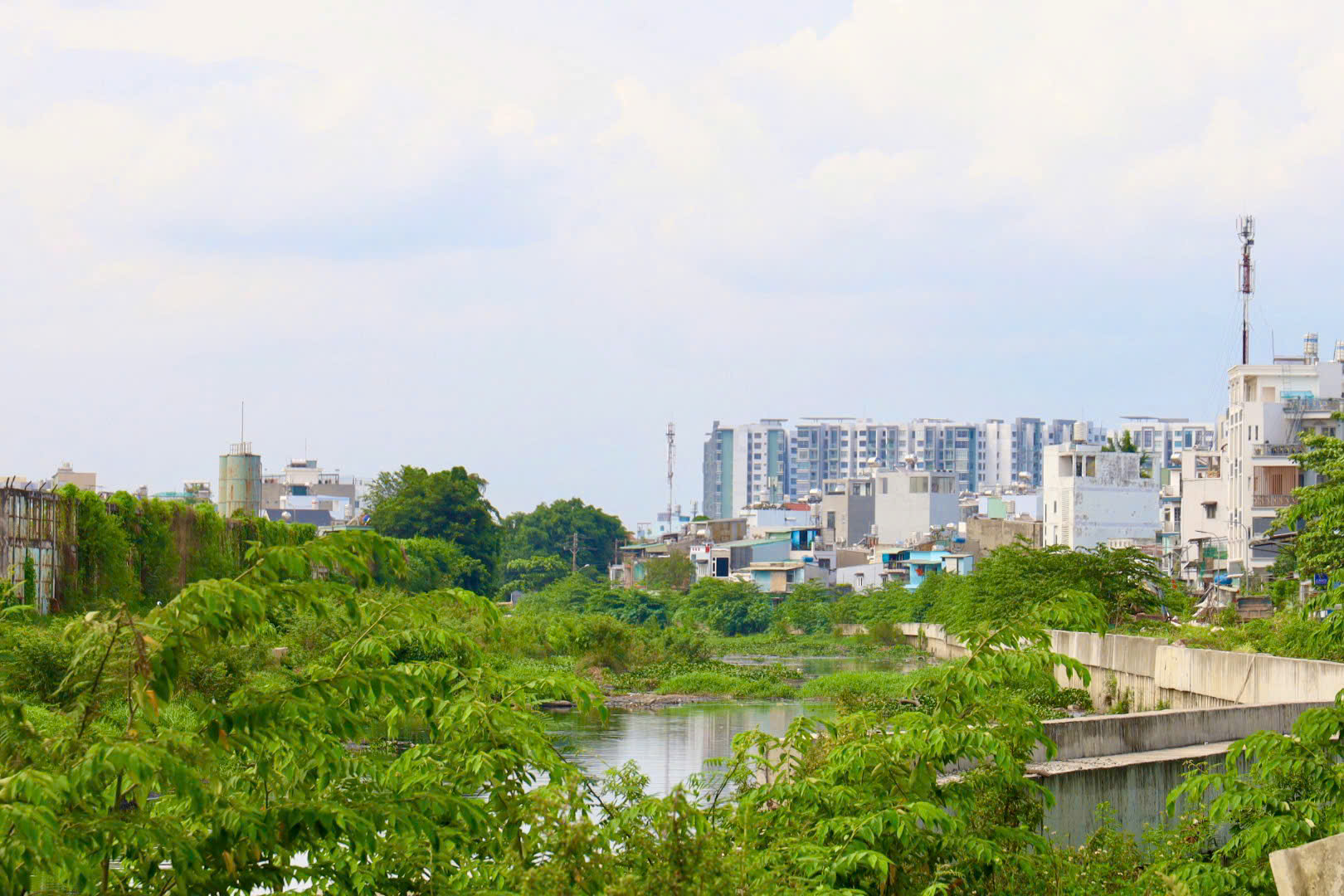 Ch&ugrave;m ảnh: Sốt ruột với dự &aacute;n cải tạo k&ecirc;nh Tham Lương- Ảnh 2.