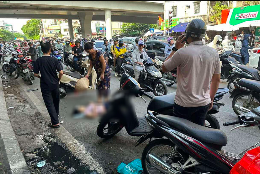 &Ocirc; t&ocirc; t&ocirc;ng loạt xe m&aacute;y, h&uacute;c bật gốc c&acirc;y tr&ecirc;n phố- Ảnh 2.