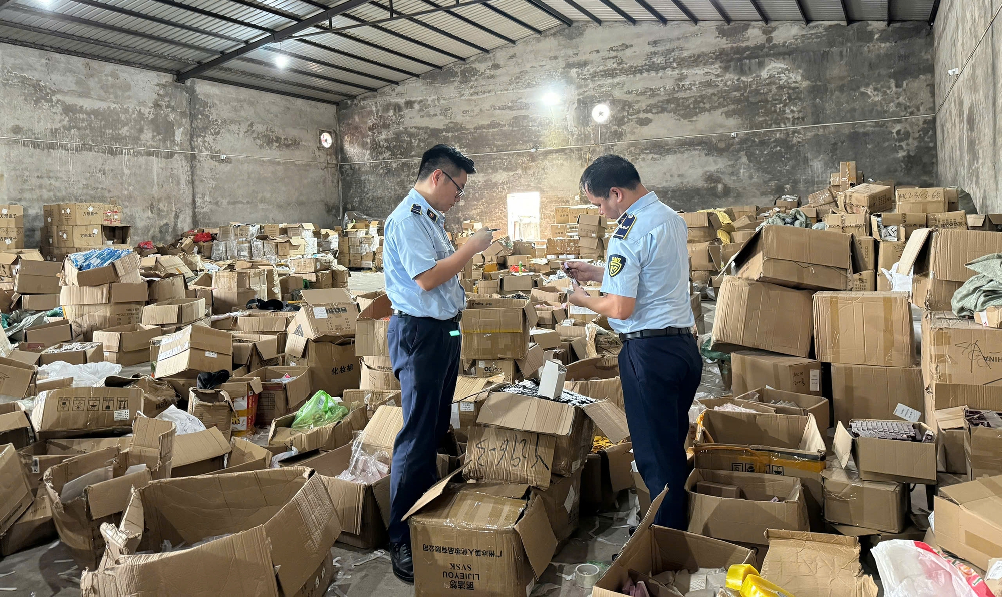 Phát hiện kho hàng vi phạm "khủng", vận hành bằng phần mềm Trung Quốc- Ảnh 1.