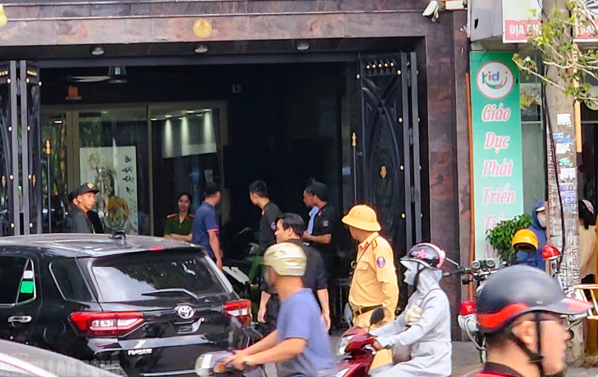 Cận cảnh công an phong tỏa, khám xét “anh lớn” xứ Thanh M. “gỗ” - Ảnh 1.