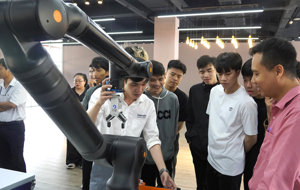 Nền tảng ctrlX Automation: Đưa AI v&agrave; robot v&agrave;o nh&agrave; m&aacute;y tương lai - Ảnh 1.