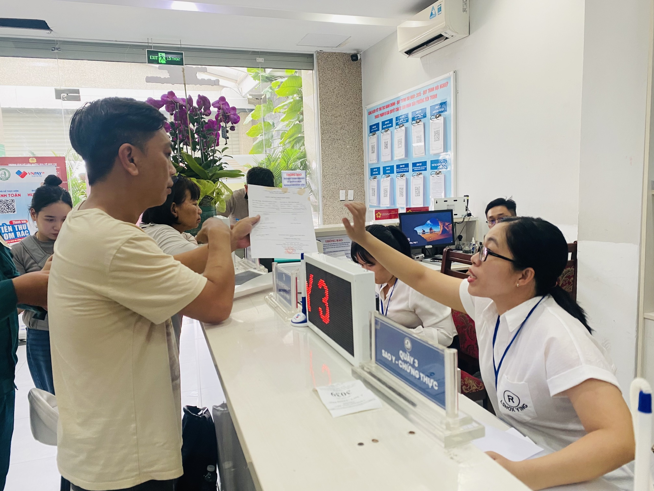 Chủ tịch UBND TPHCM ra chỉ đạo mới về cán bộ, công chức cấp xã - Ảnh 1.