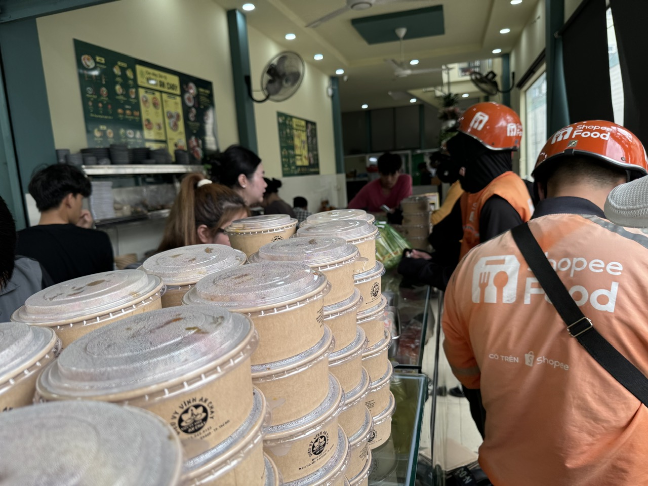 Giằng co trên thị trường giao đồ ăn Việt Nam: Cuộc chiến giữa ShopeeFood và GrabFood - Ảnh 1.