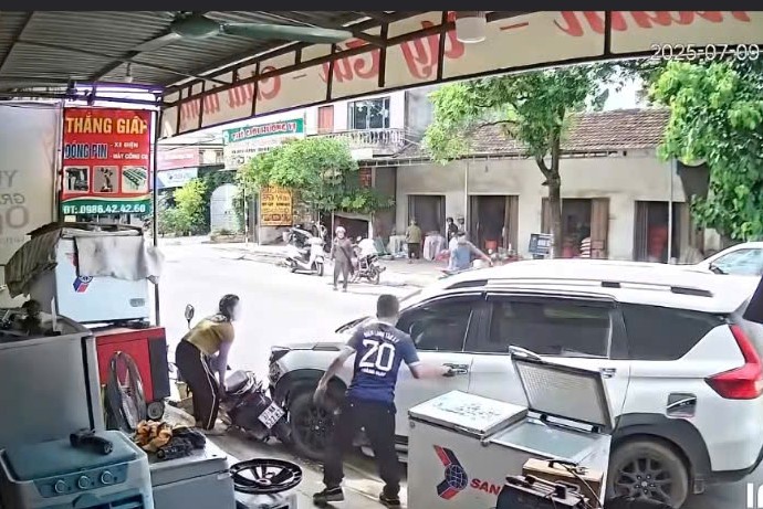 CLIP: Tài xế đột quỵ khi lái xe ô tô trên đường đông người- Ảnh 1.