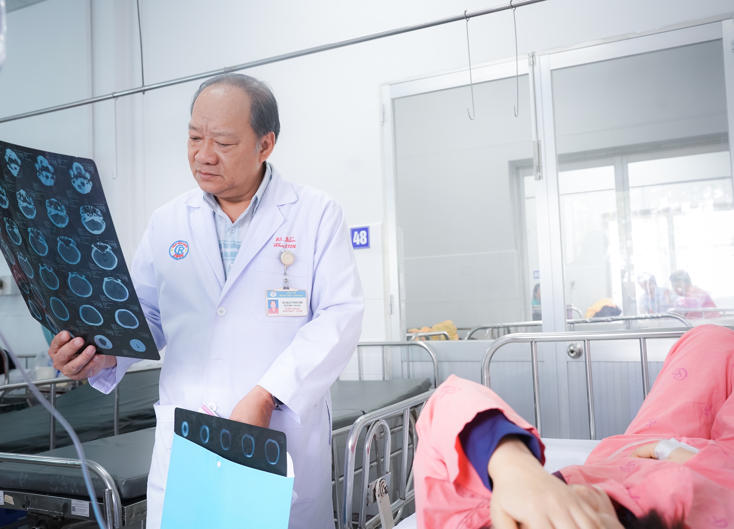 Sức khỏe 2 nạn nhân vụ tai nạn trên cao tốc Vĩnh Hảo - Dầu Giây hiện ra sao? - Ảnh 1.