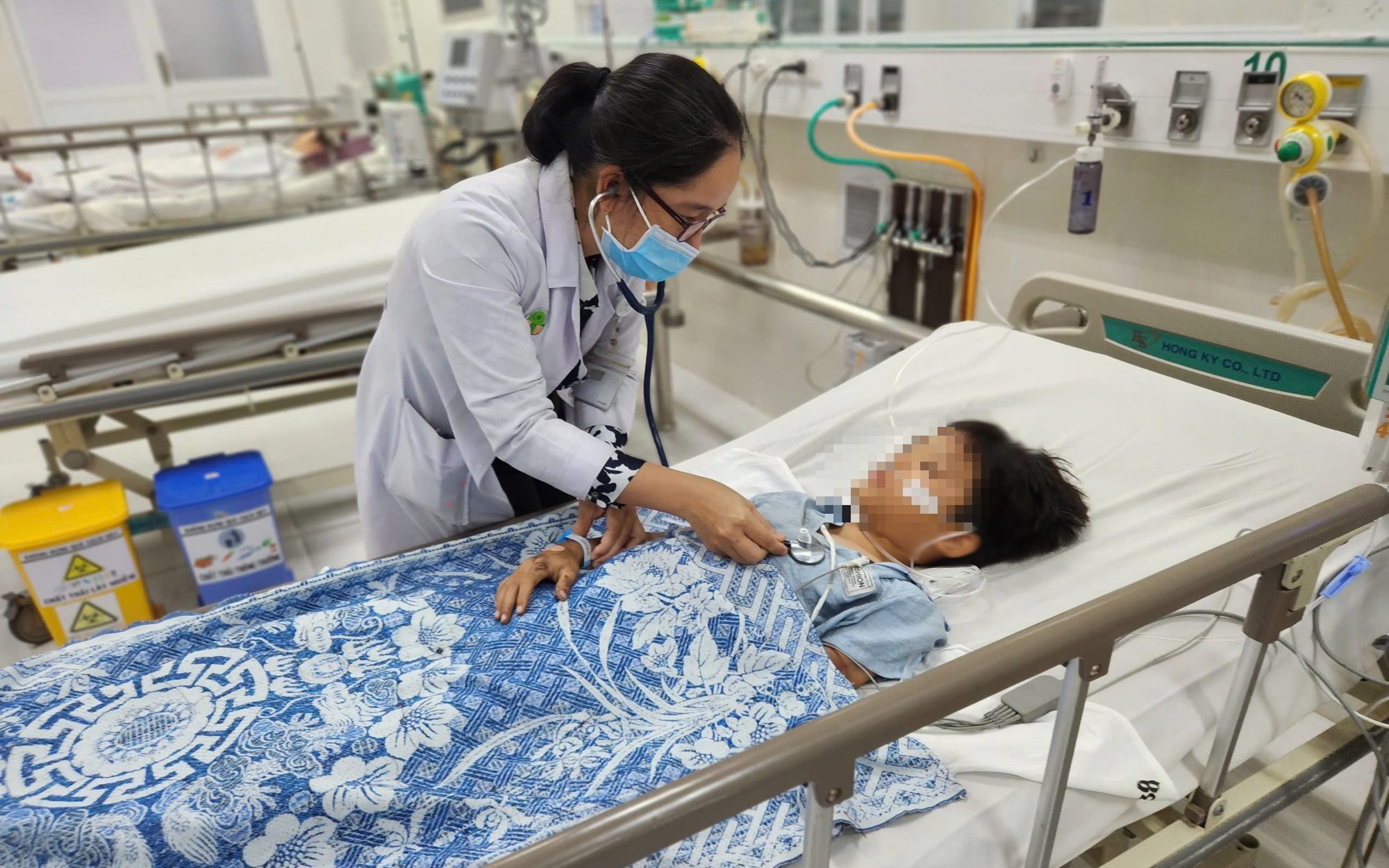 Bé gái dập phổi, tổn thương gan sau tai nạn trên tuyến cao tốc Vĩnh Hảo - Phan Thiết