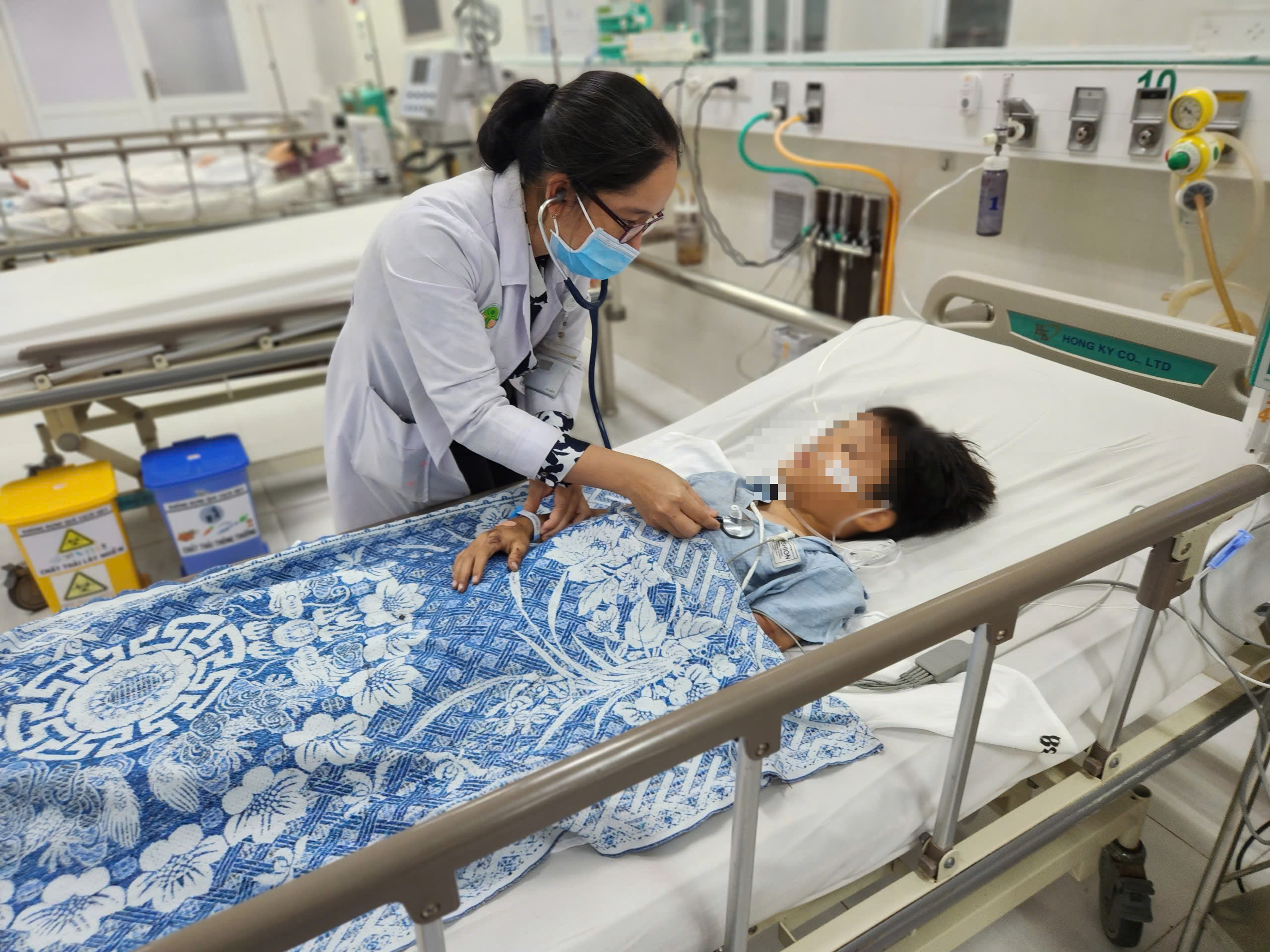 B&eacute; g&aacute;i 9 tuổi bị dập phổi, tổn thương gan sau tai nạn tr&ecirc;n cao tốc Vĩnh Hảo - Phan Thiết - Ảnh 1.