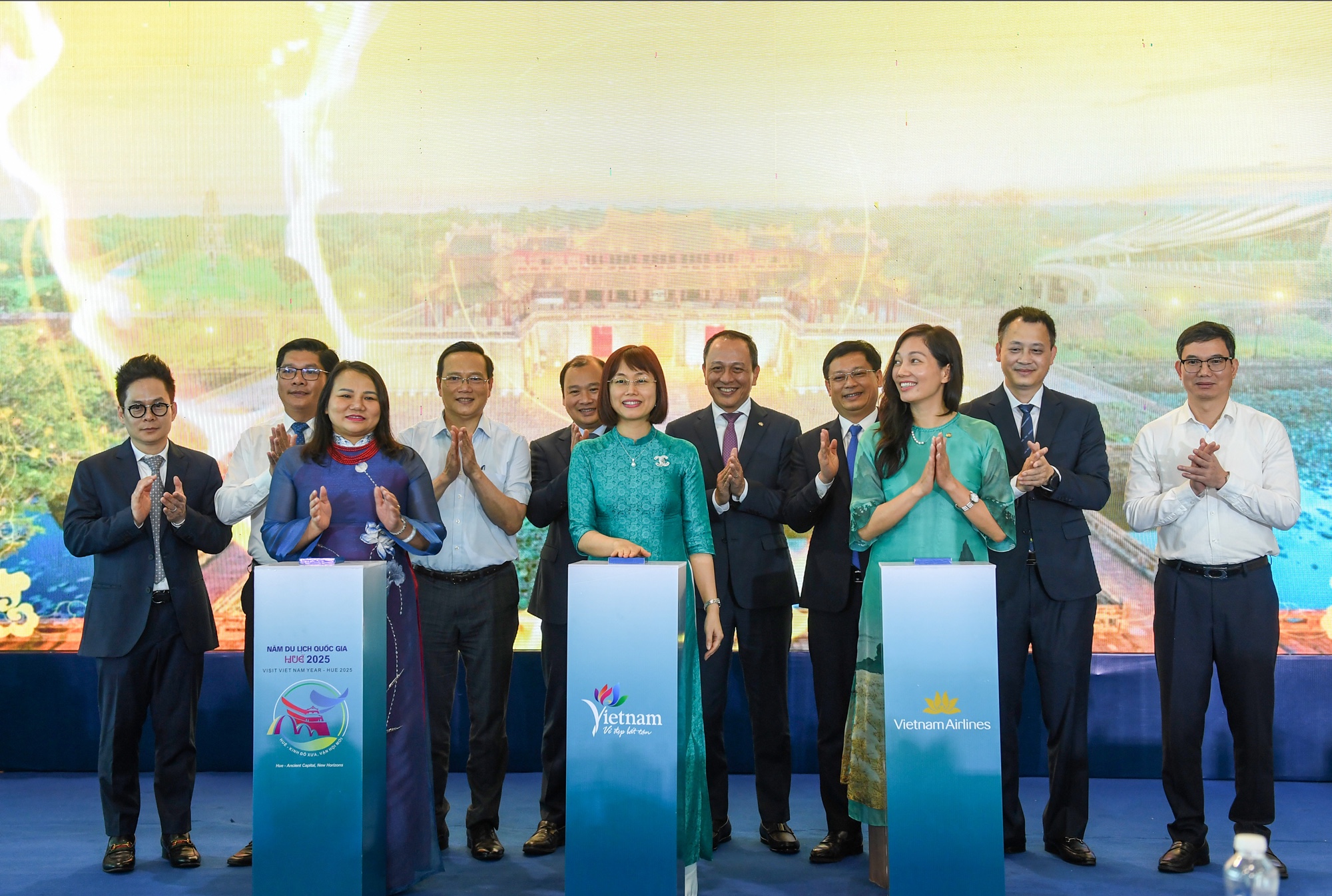 Vị kh&aacute;ch đặc biệt thứ 350 triệu của Vietnam Airlines nhận qu&agrave; "khủng" - Ảnh 13.