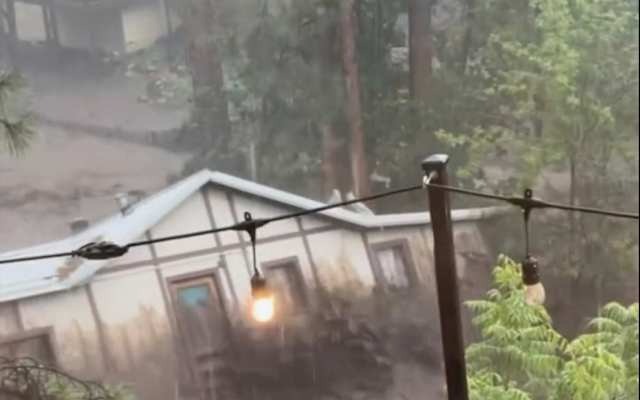 Mỹ: Tiếp tục lũ quét ở New Mexico, nước sông dâng gần 6 m, cuốn nhà trôi tuột