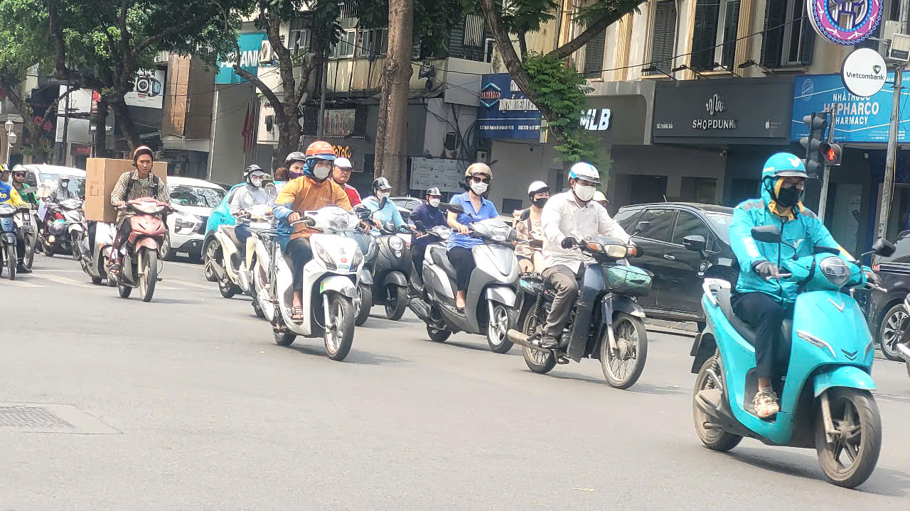 Miền Bắc nắng n&oacute;ng gay gắt trước khi mưa lớn- Ảnh 1.