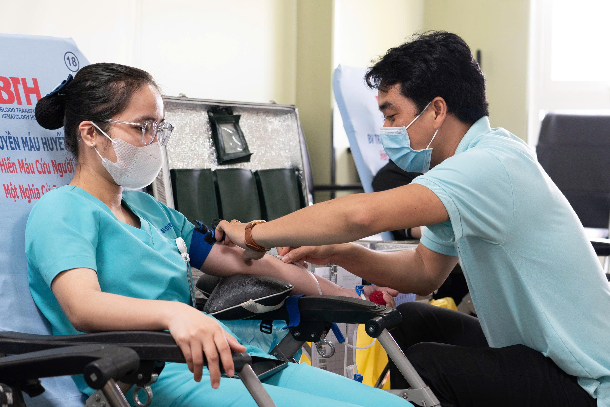 Lượng m&aacute;u dự trữ thiếu, bệnh nh&acirc;n c&ugrave;ng b&aacute;c sĩ hiến m&aacute;u - Ảnh 1.