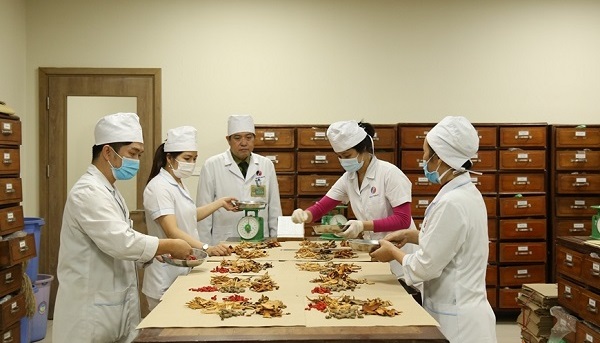 Điều trị bằng thuốc y học cổ truyền, dược liệu c&oacute; được thanh to&aacute;n BHYT?- Ảnh 1.