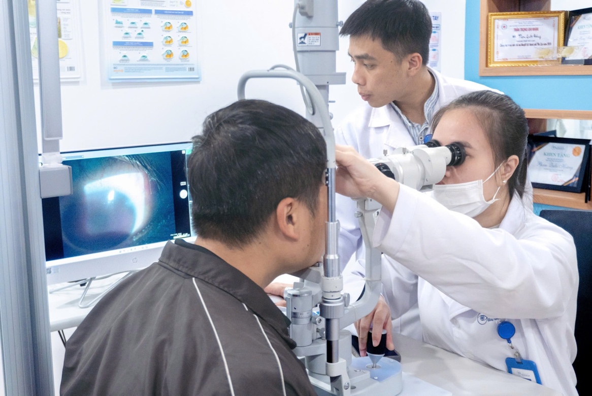 Cứu thanh niên bị mảnh vỡ bóng đèn huỳnh quang găm vào mắt- Ảnh 1.