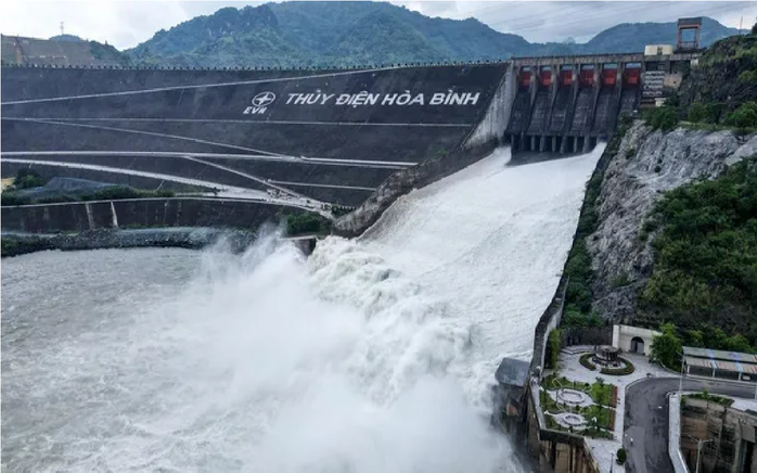 Thủy điện Hòa Bình mở cửa xả lũ thứ 3, 5 tỉnh, thành cần chú ý