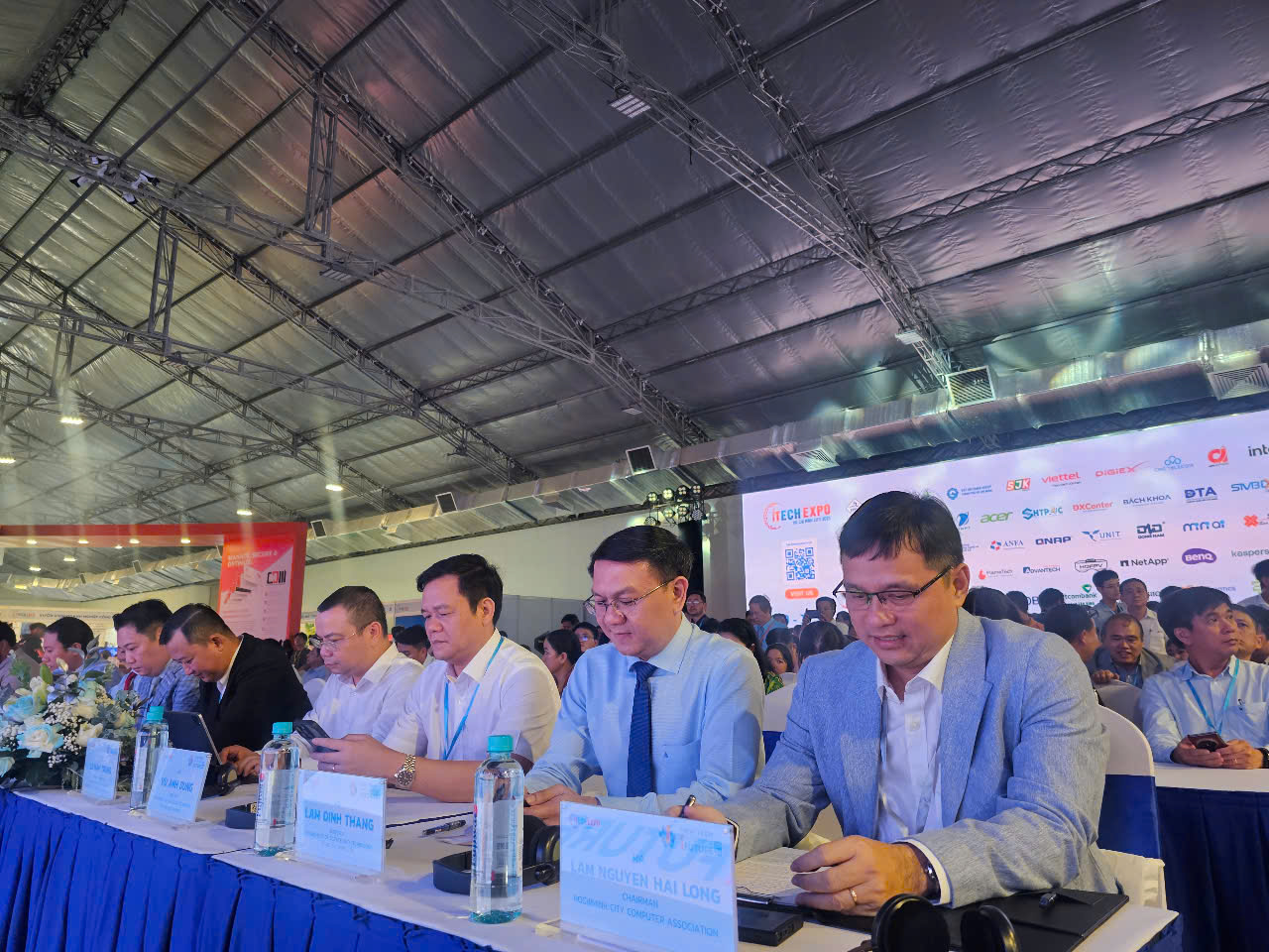 Cận cảnh r&ocirc; bốt h&igrave;nh người tại iTECH EXPO 2025 - Ảnh 2.