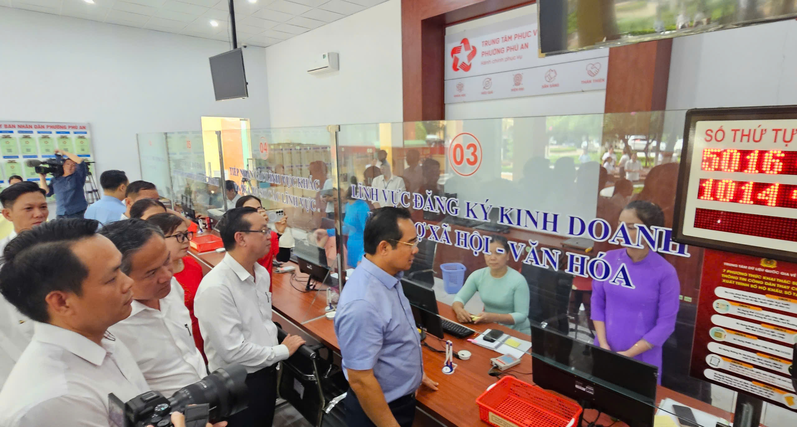 H&igrave;nh ảnh Chủ tịch UBND TP HCM khảo s&aacute;t tại Trung t&acirc;m Phục vụ h&agrave;nh ch&iacute;nh c&ocirc;ng phường Ph&uacute; An- Ảnh 2.