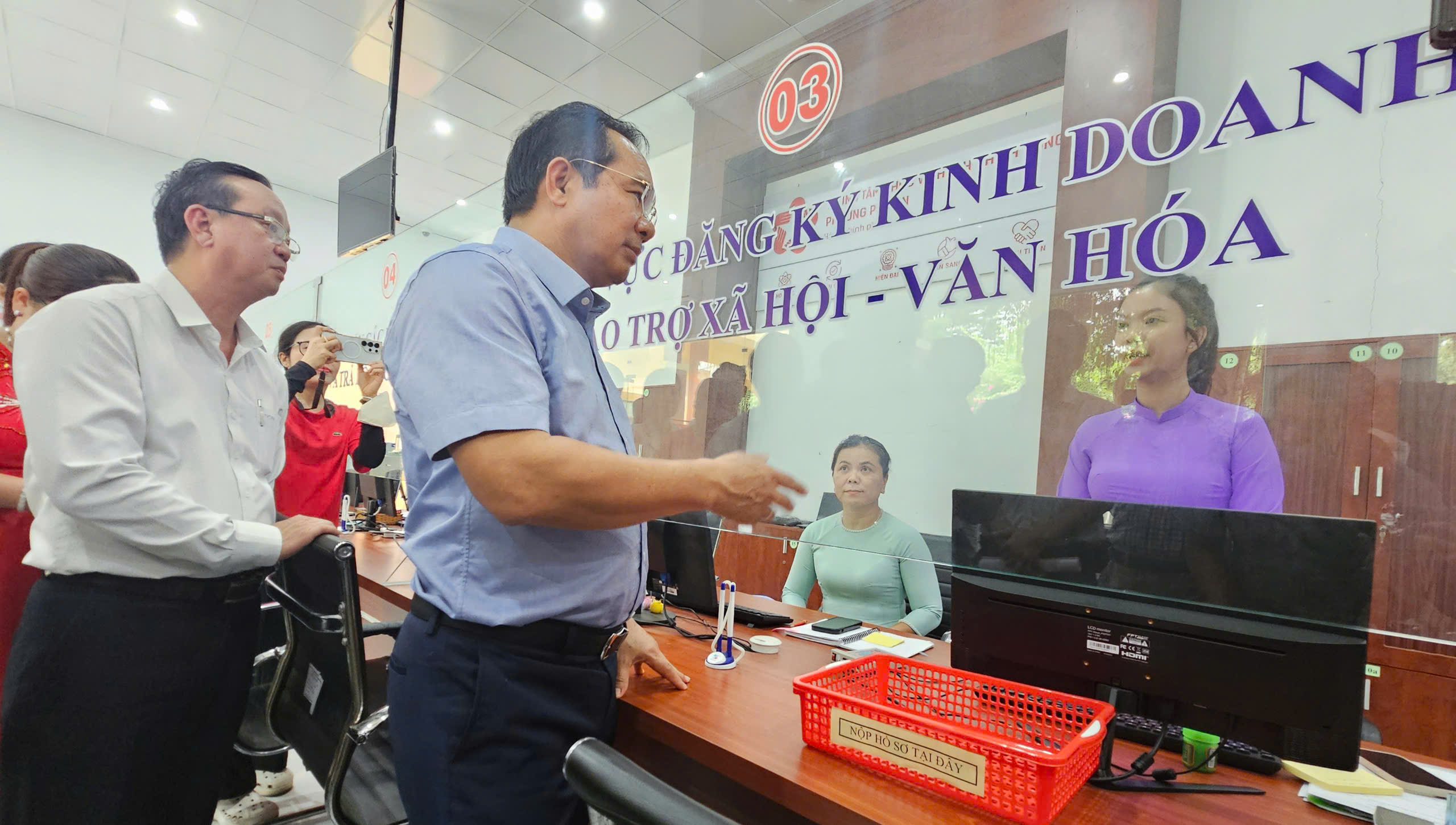 H&igrave;nh ảnh Chủ tịch UBND TP HCM khảo s&aacute;t tại Trung t&acirc;m Phục vụ h&agrave;nh ch&iacute;nh c&ocirc;ng phường Ph&uacute; An- Ảnh 3.