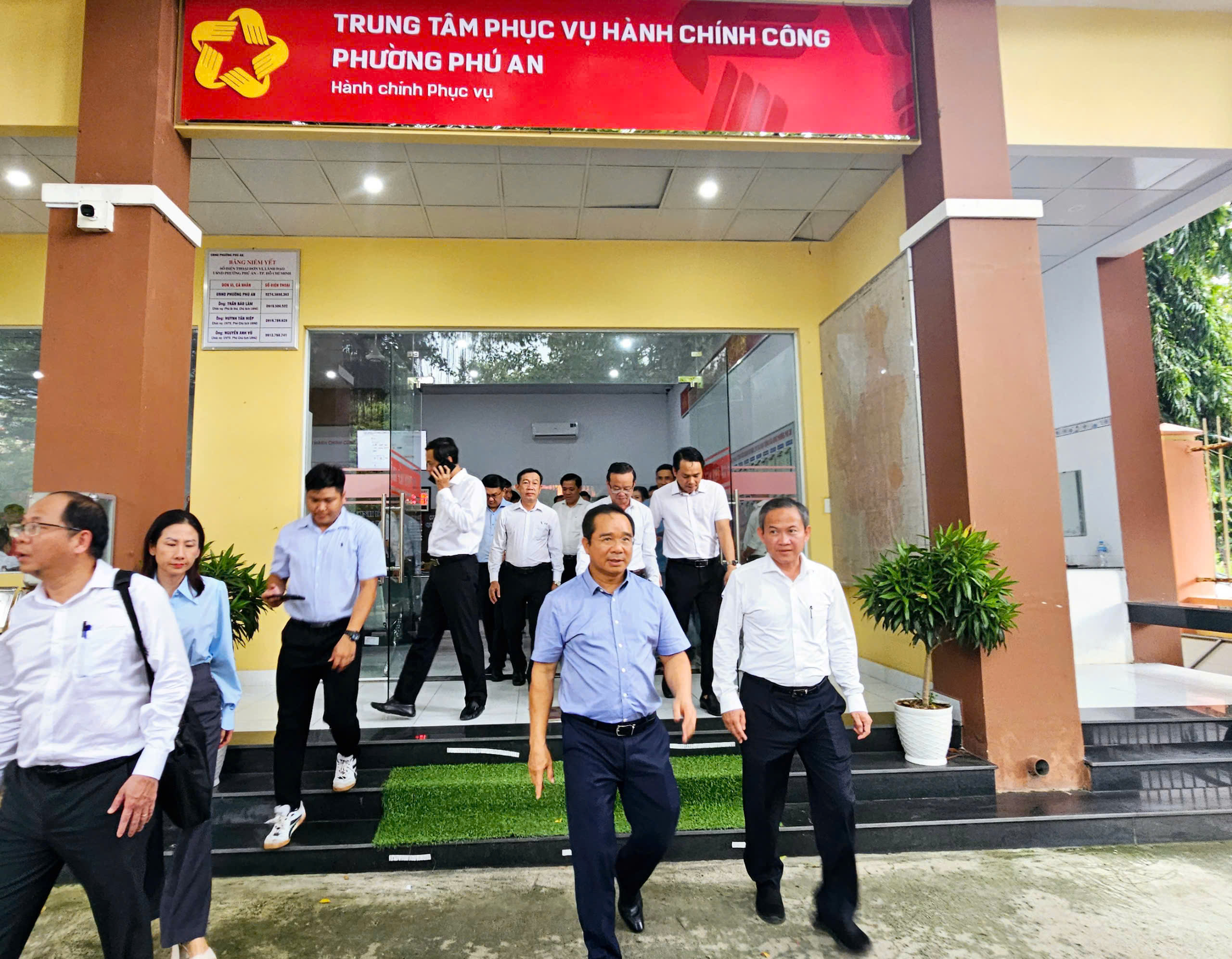 H&igrave;nh ảnh Chủ tịch UBND TP HCM khảo s&aacute;t tại Trung t&acirc;m Phục vụ h&agrave;nh ch&iacute;nh c&ocirc;ng phường Ph&uacute; An- Ảnh 5.