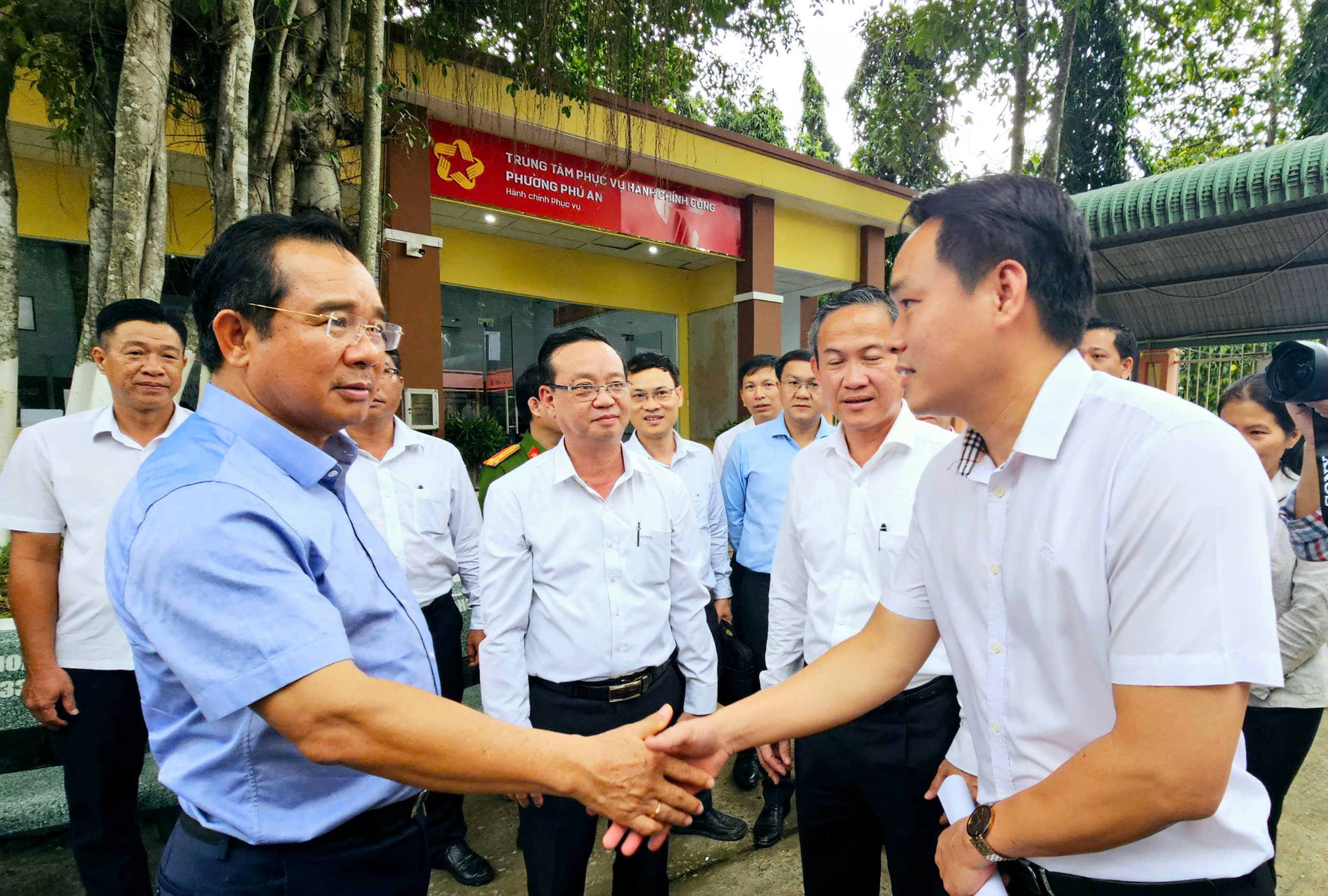 H&igrave;nh ảnh Chủ tịch UBND TP HCM khảo s&aacute;t tại Trung t&acirc;m Phục vụ h&agrave;nh ch&iacute;nh c&ocirc;ng phường Ph&uacute; An- Ảnh 6.