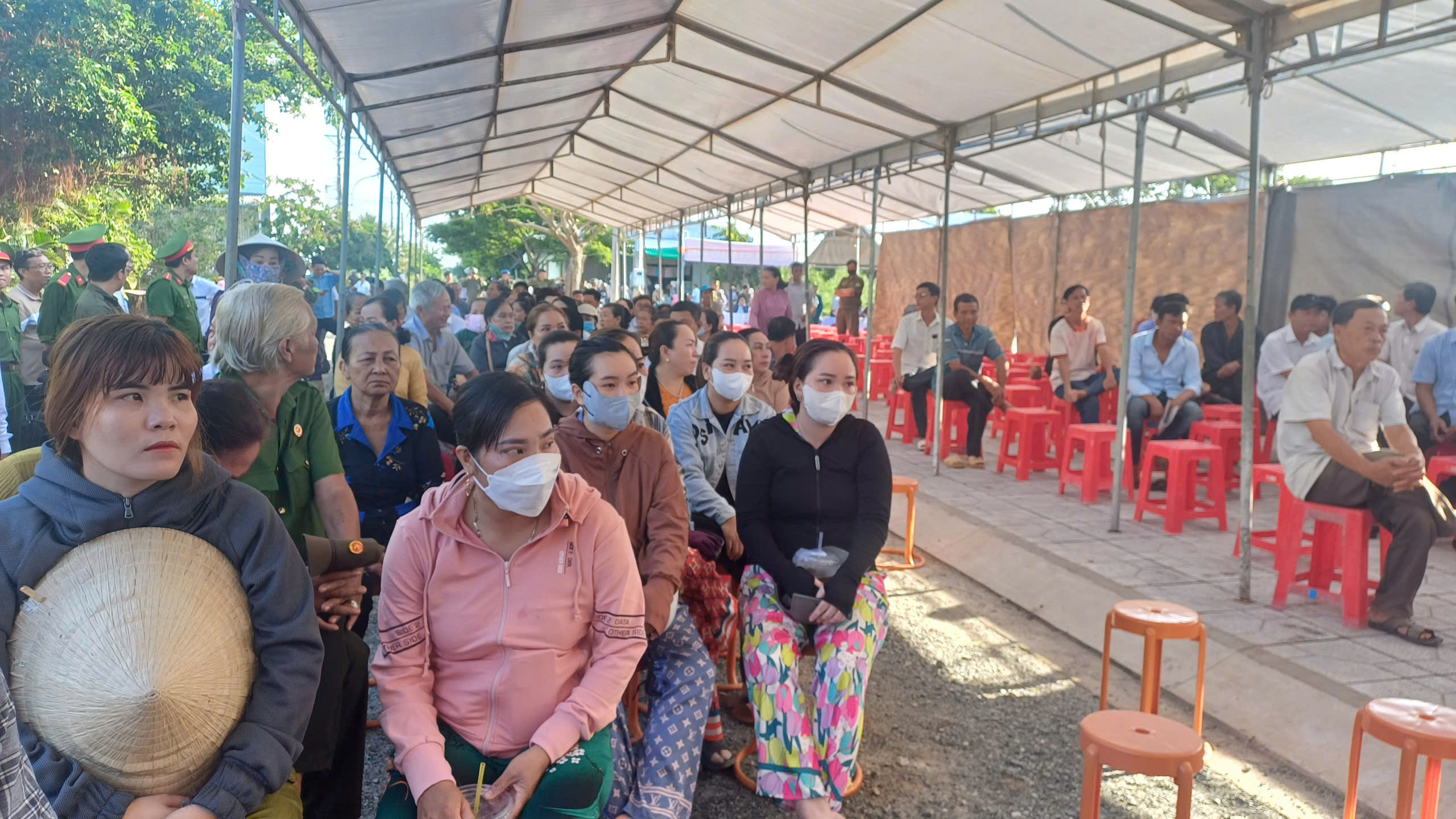 Phi&ecirc;n x&eacute;t xử vụ &aacute;n Chống người thi h&agrave;nh c&ocirc;ng vụ tại C&agrave; Mau thu h&uacute;t đ&ocirc;ng đảo người d&acirc;n - Ảnh 2.