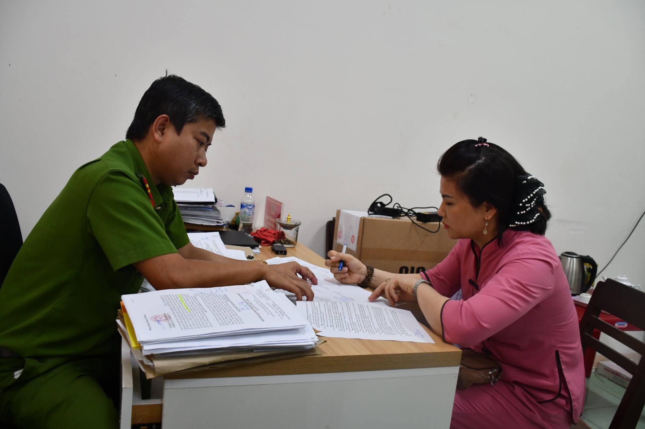 Bắt giam bảo mẫu n&eacute;m b&eacute; trai 14 th&aacute;ng tuổi xuống nền gạch - Ảnh 1.
