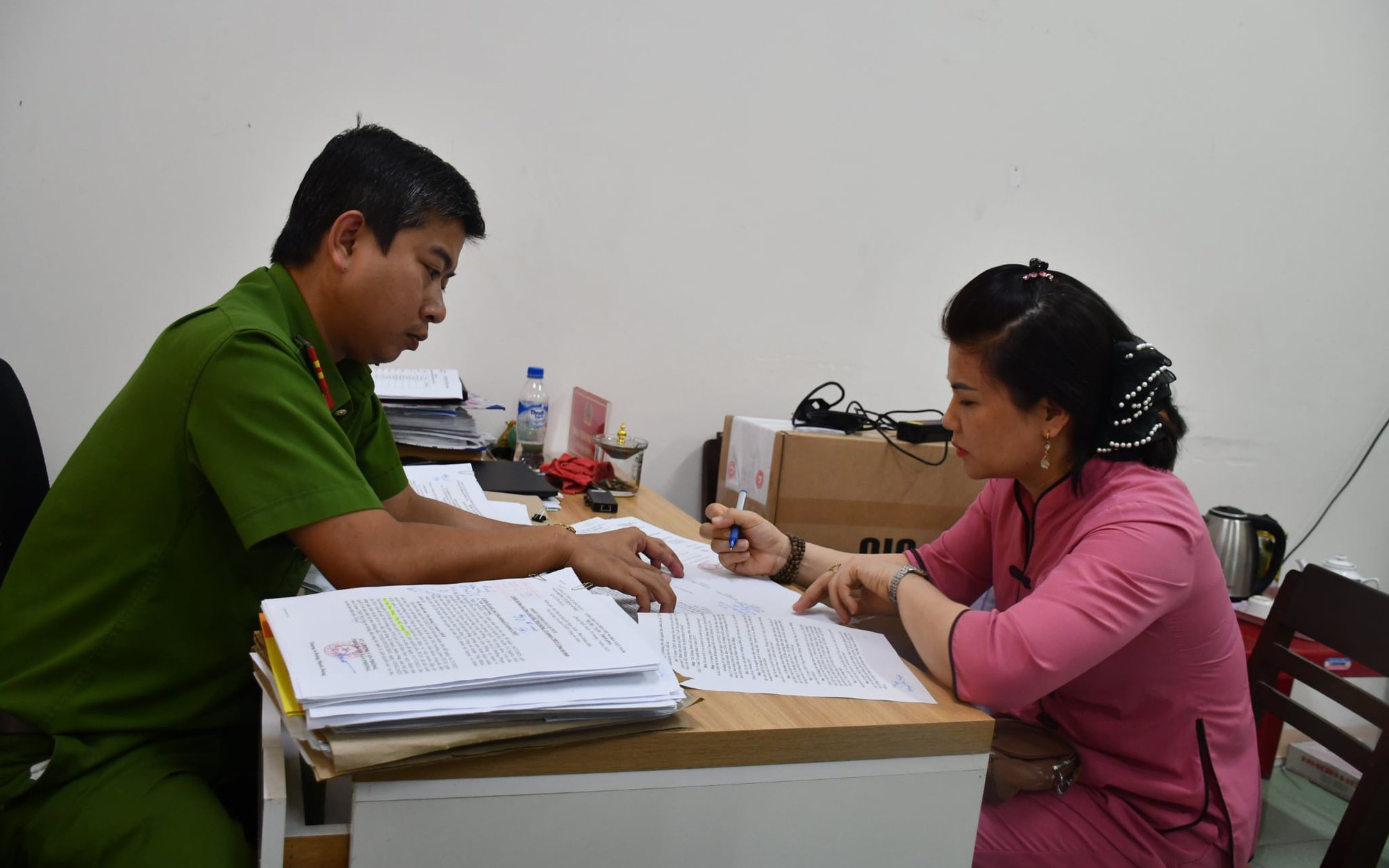 Bắt giam bảo mẫu ném bé trai 14 tháng tuổi xuống nền gạch nguy kịch