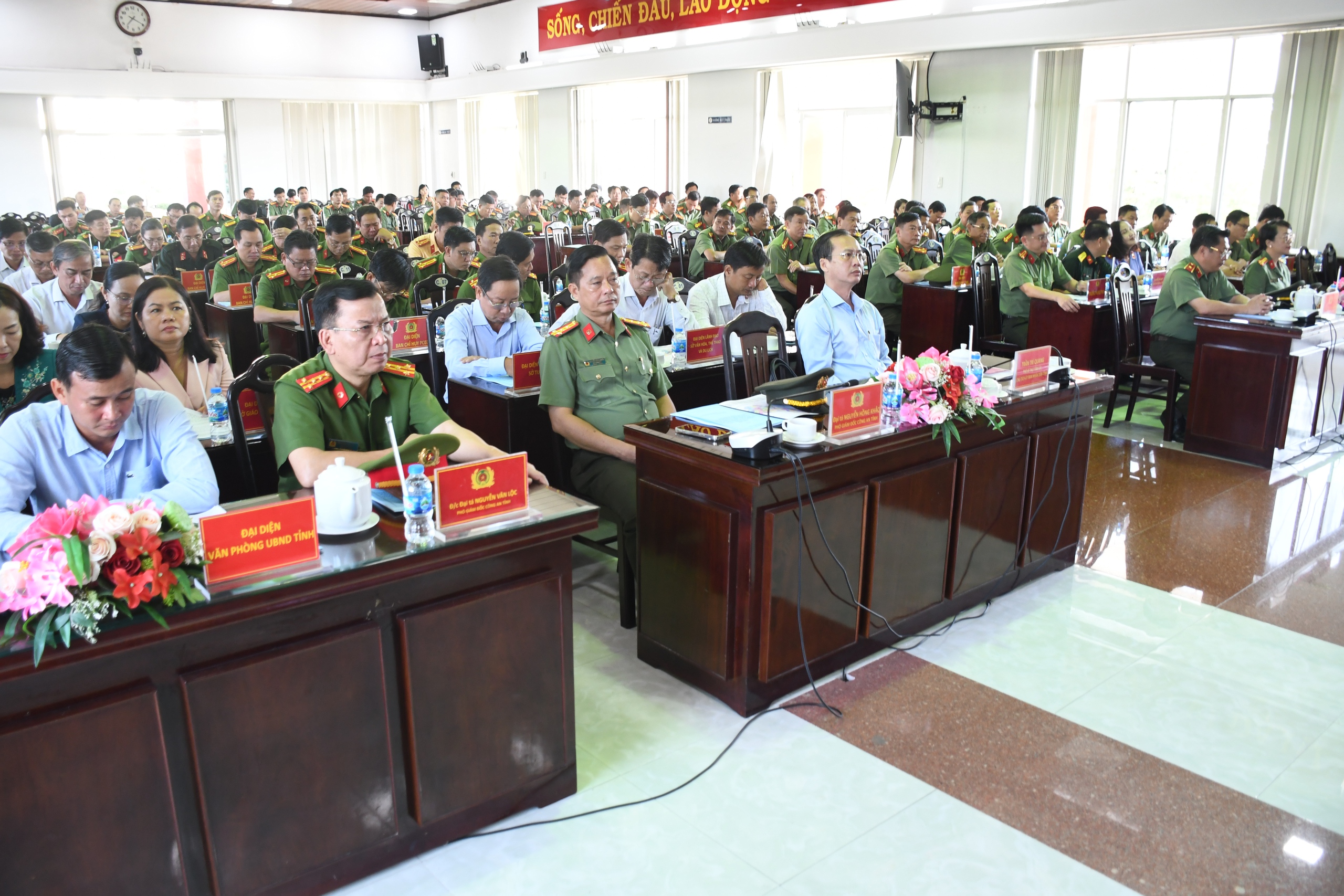 Những hình ảnh tại lễ ra quân trấn áp tội phạm ở Đồng Tháp- Ảnh 1.