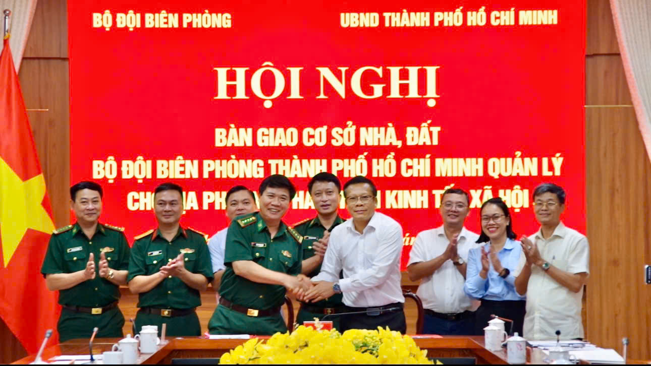B&agrave;n giao cơ sở nh&agrave;, đất quốc ph&ograve;ng cho UBND TP HCM quản l&yacute;- Ảnh 1.