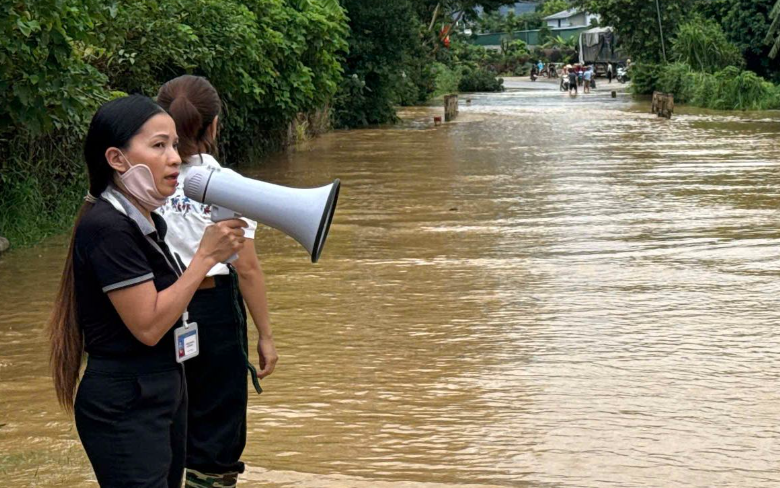 Mưa lũ ở Sơn La: Nhiều bản làng bị cô lập, lũ cuốn trôi nhà dân, làm đứt cầu treo
