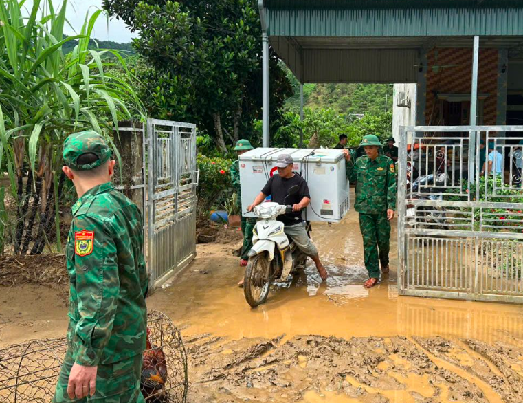 Mưa lũ ở Sơn La: Nhiều bản l&agrave;ng bị c&ocirc; lập, nh&agrave; d&acirc;n bị nước lũ cuốn tr&ocirc;i   - Ảnh 1.