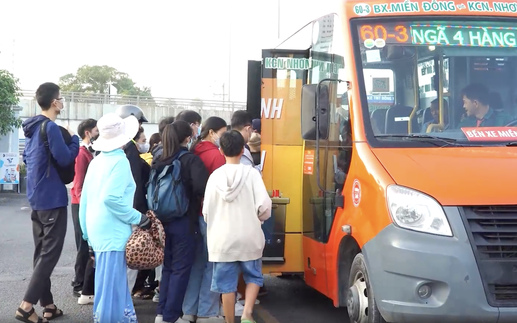 Người dân chờ đợi lâu vì tuyến xe buýt 150 cắt bỏ lộ trình và không đón, trả khách