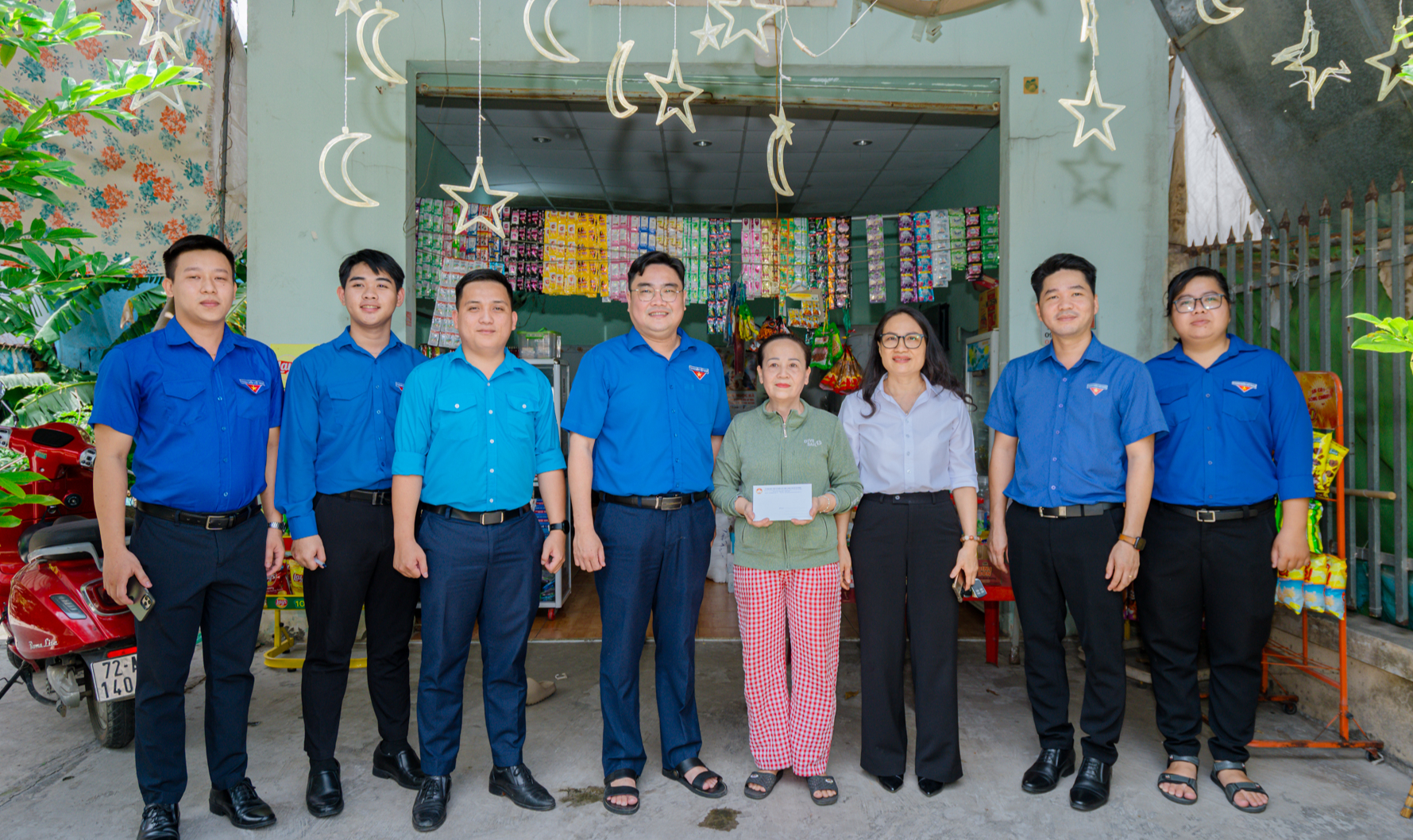 TP HCM: Thăm hỏi, hỗ trợ c&aacute;c hộ d&acirc;n bị thiệt hại do d&ocirc;ng lốc tại phường Ph&uacute; Mỹ- Ảnh 1.