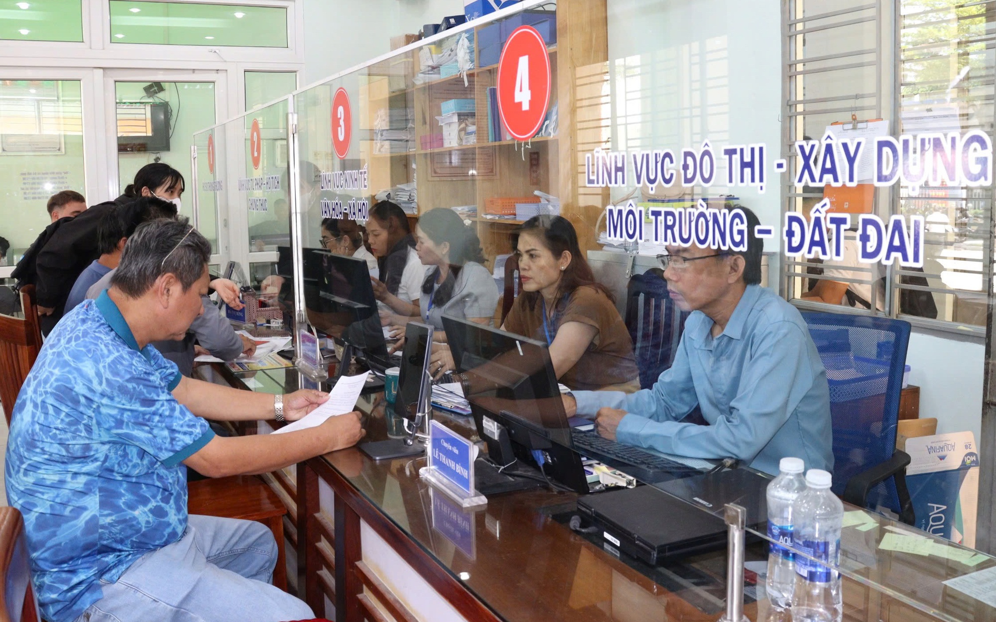 Cán bộ phường ở Đà Nẵng "tăng ca" đến tối để kịp cấp sổ hồng cho dân