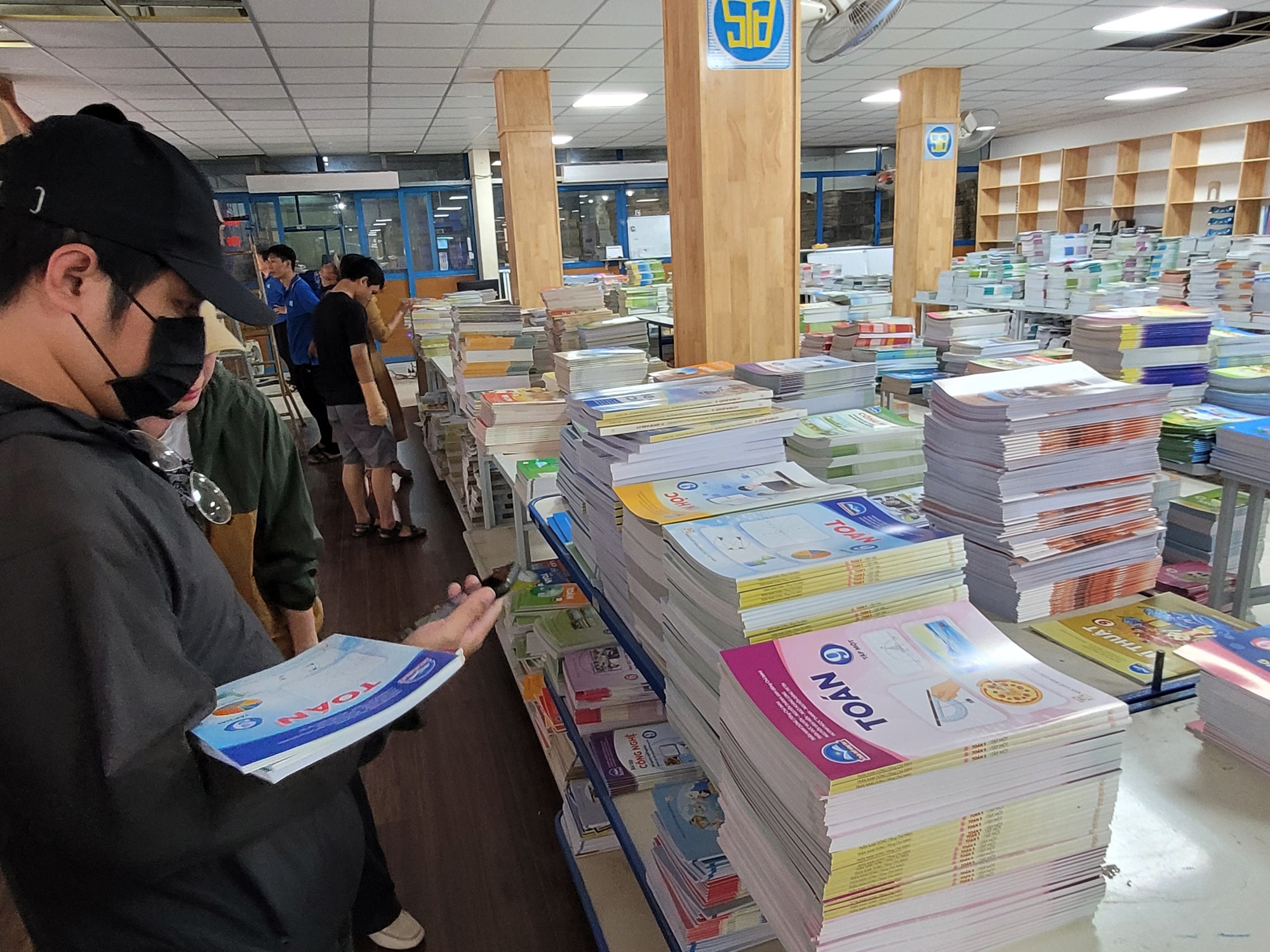 Đừng để s&aacute;ch gi&aacute;o khoa trở th&agrave;nh g&aacute;nh nặng cho c&aacute;c gia đ&igrave;nh - Ảnh 1.
