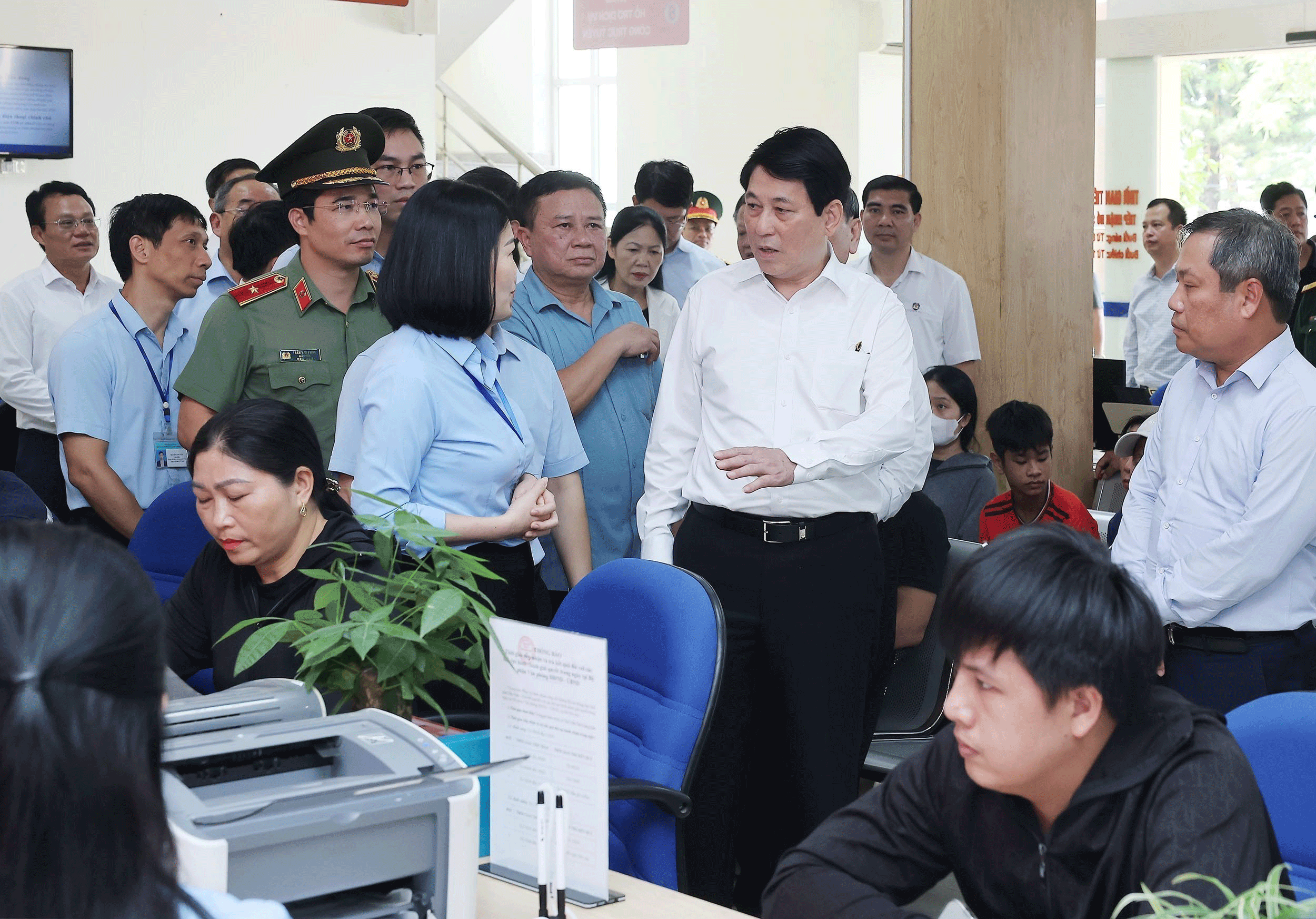 Sửa đổi, bổ sung quy định về c&ocirc;ng t&aacute;c c&aacute;n bộ- Ảnh 1.