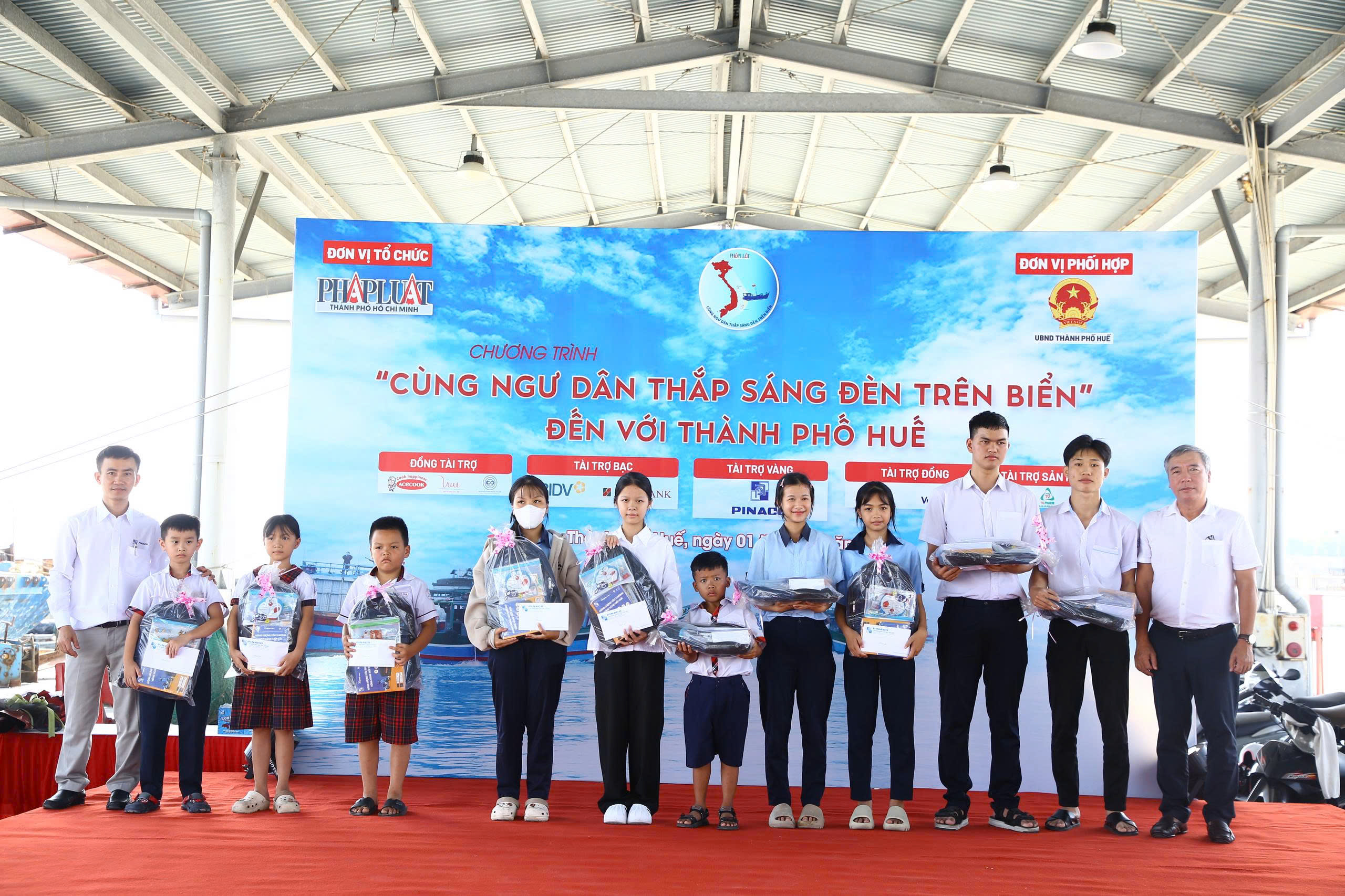 "Cùng ngư dân thắp sáng đèn trên biển" đến với ngư dân Huế - Ảnh 3.