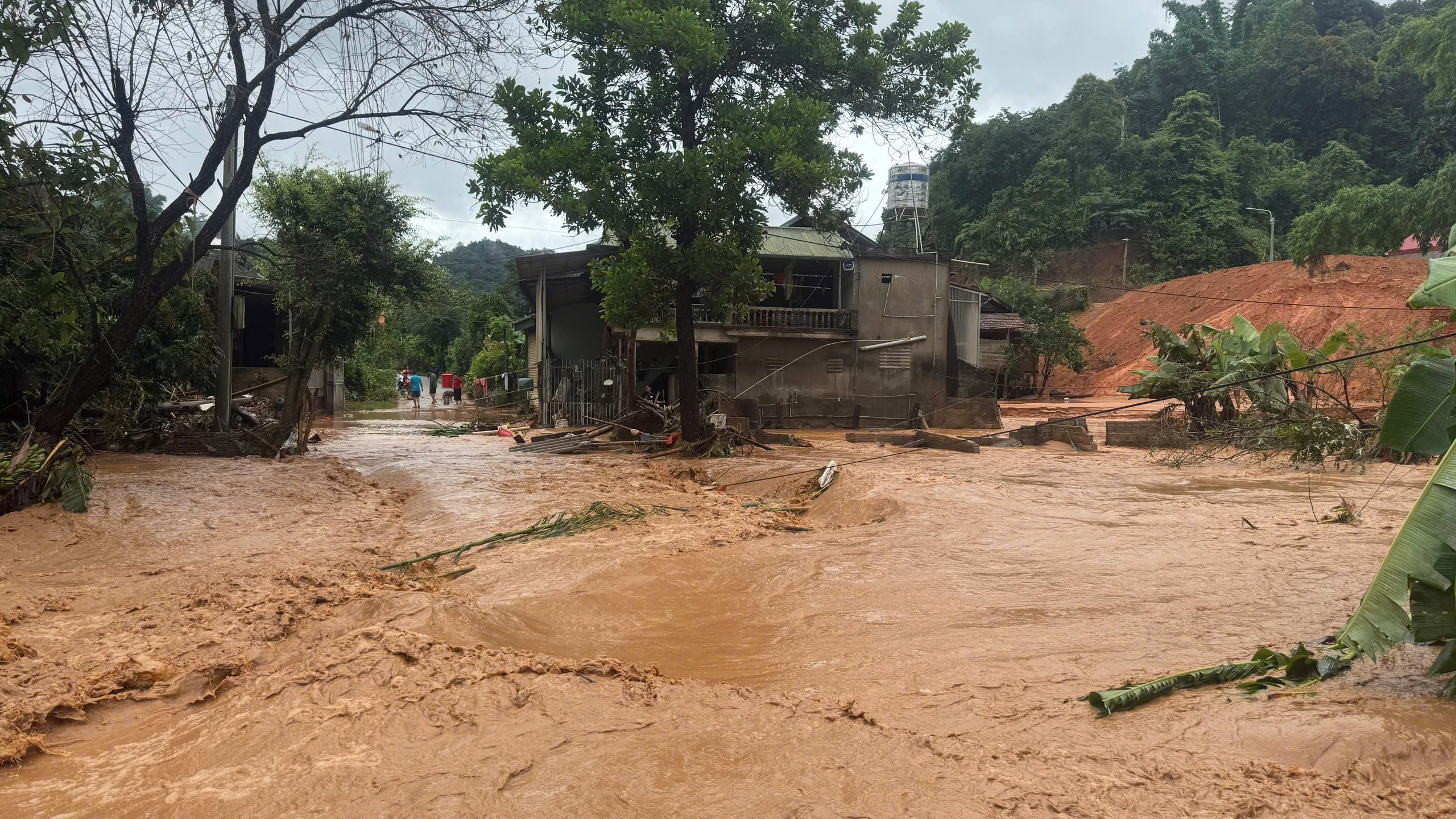 Lũ qu&eacute;t, sạt lở đất ở Điện Bi&ecirc;n: Thủ tướng chỉ đạo khẩn trưởng t&igrave;m kiếm nạn nh&acirc;n mất t&iacute;ch  - Ảnh 1.