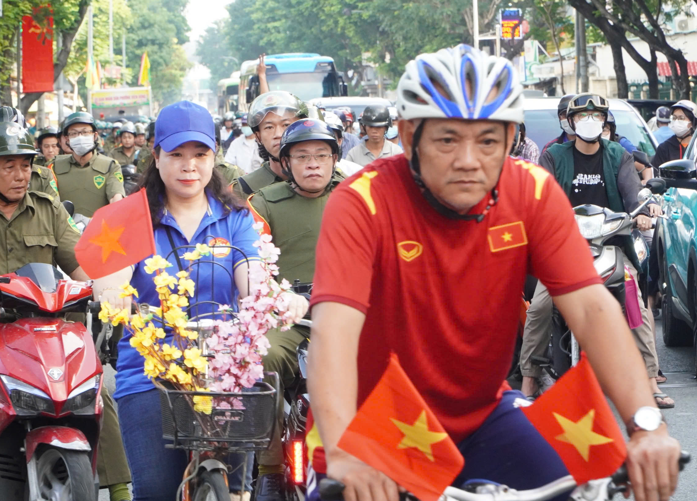 Ấn tượng nhiều công trình hàng chục tỉ đồng chăm lo cho nhân dân phường Diên Hồng- Ảnh 4.