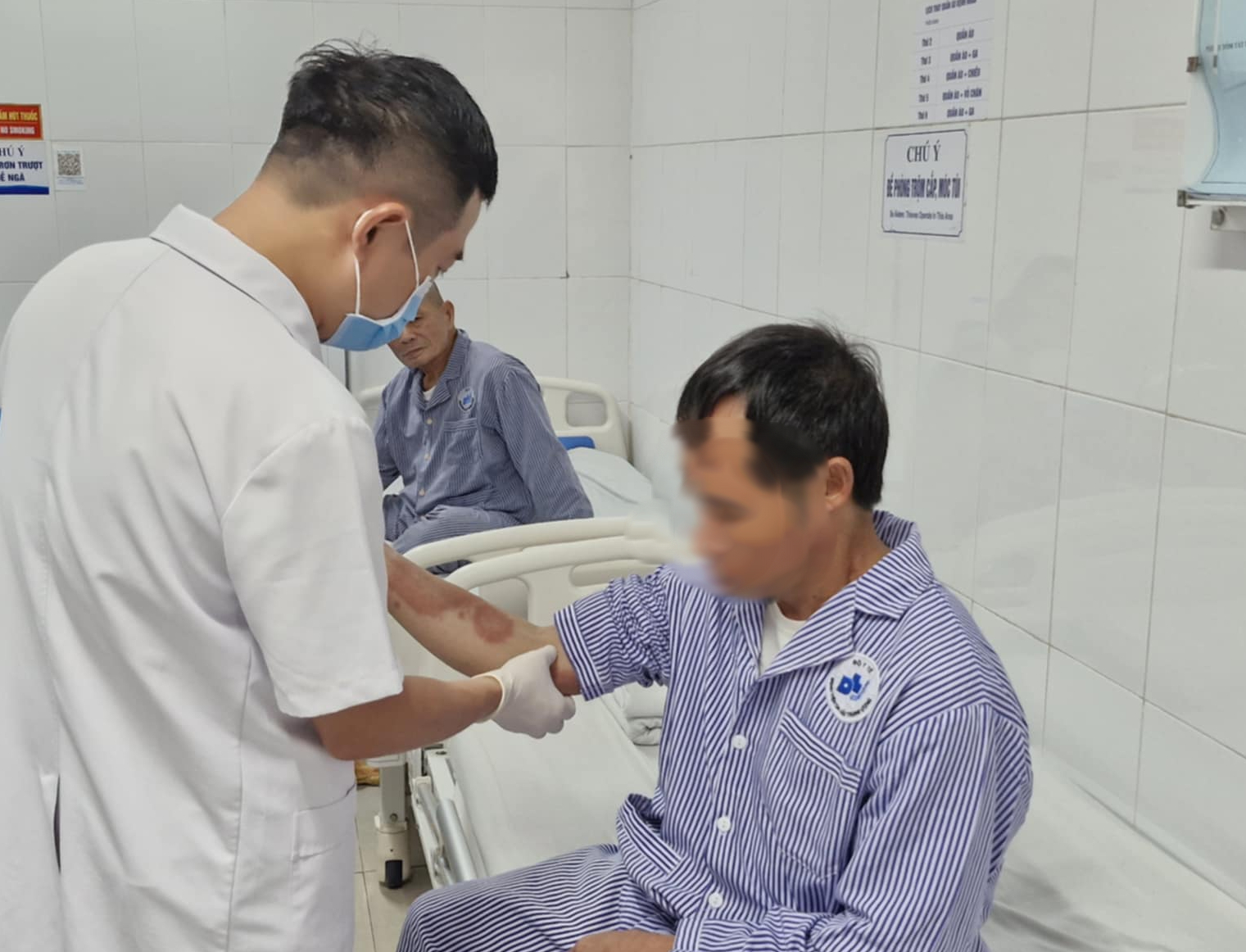 Hai cha con phát hiện bệnh phong từ vết lạ trên da- Ảnh 2.