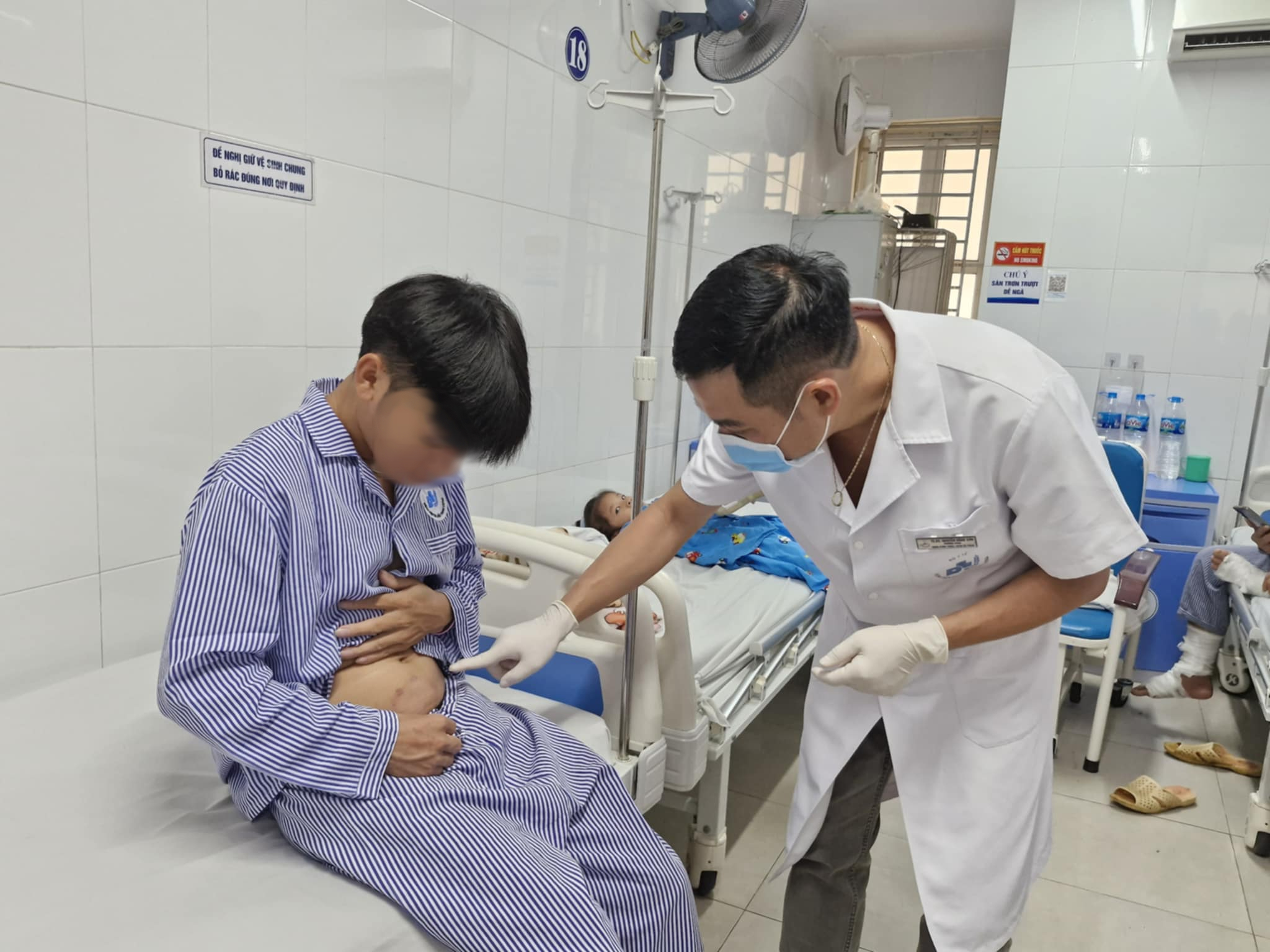 Hai cha con phát hiện bệnh phong từ vết lạ trên da- Ảnh 1.