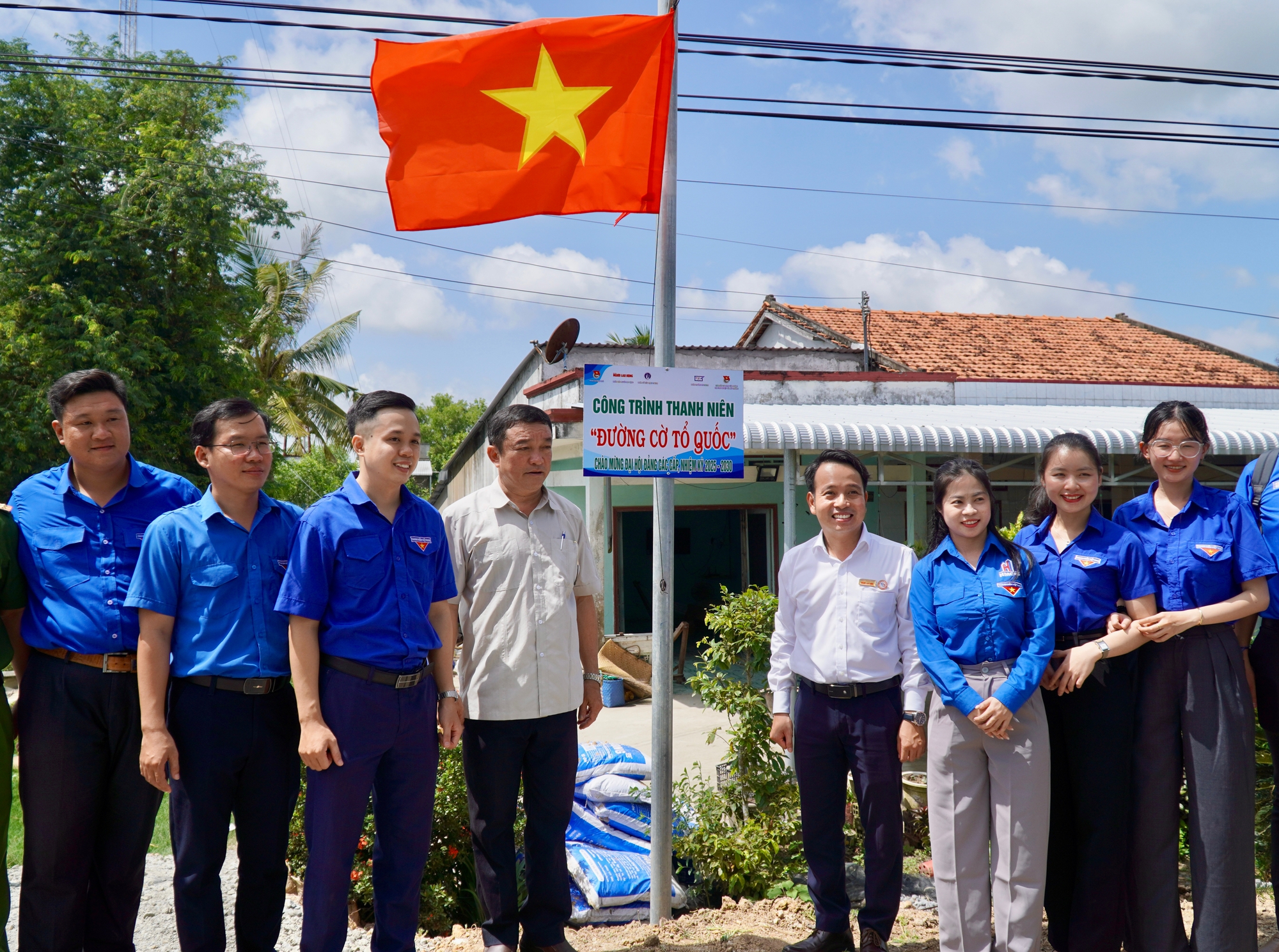 B&aacute;o Người Lao Động trao 400 l&aacute; cờ Tổ quốc tại chương tr&igrave;nh Kỳ nghỉ hồng 2025 - Ảnh 4.