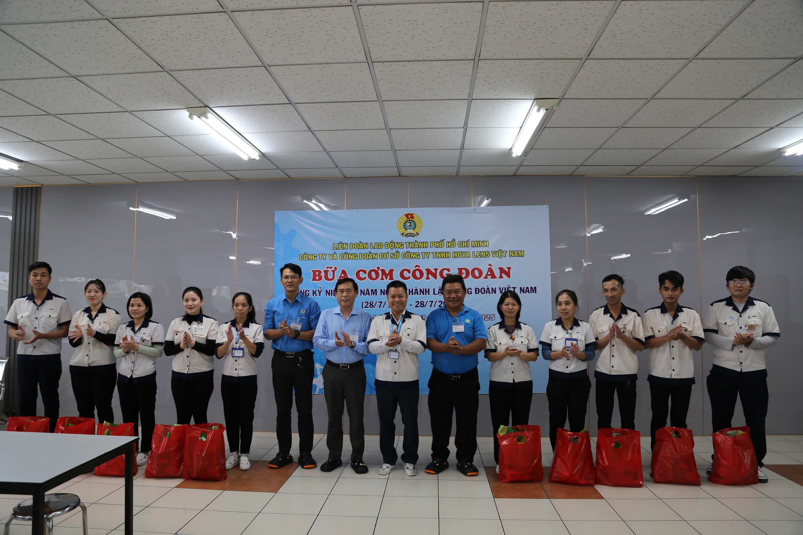 Hình ảnh ấn tượng chủ tịch công ty người Nhật cầm khay cơm đến chỗ ăn cùng công nhân- Ảnh 10.