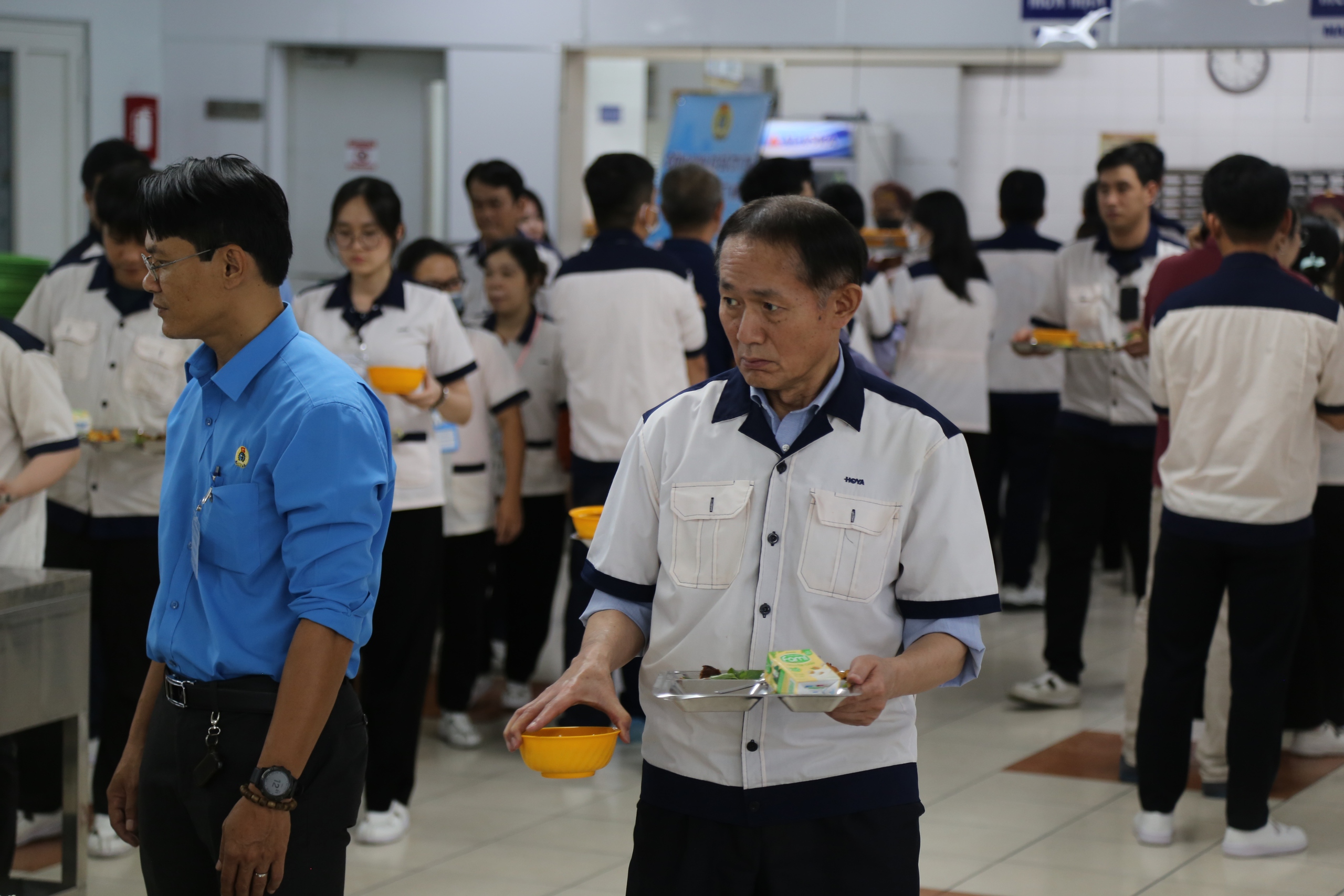 Hình ảnh ấn tượng chủ tịch công ty người Nhật cầm khay cơm đến chỗ ăn cùng công nhân- Ảnh 1.
