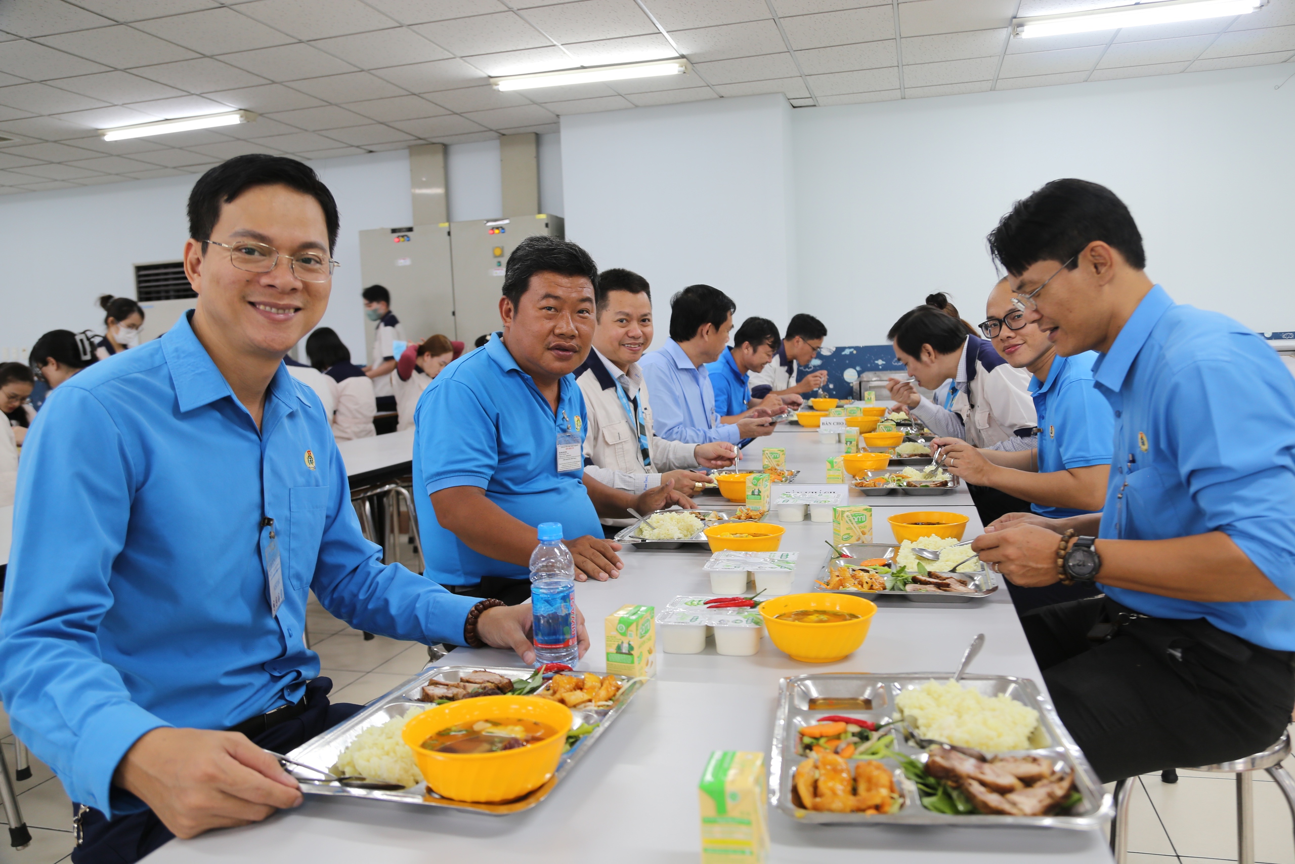 Hình ảnh ấn tượng chủ tịch công ty người Nhật cầm khay cơm đến chỗ ăn cùng công nhân- Ảnh 9.