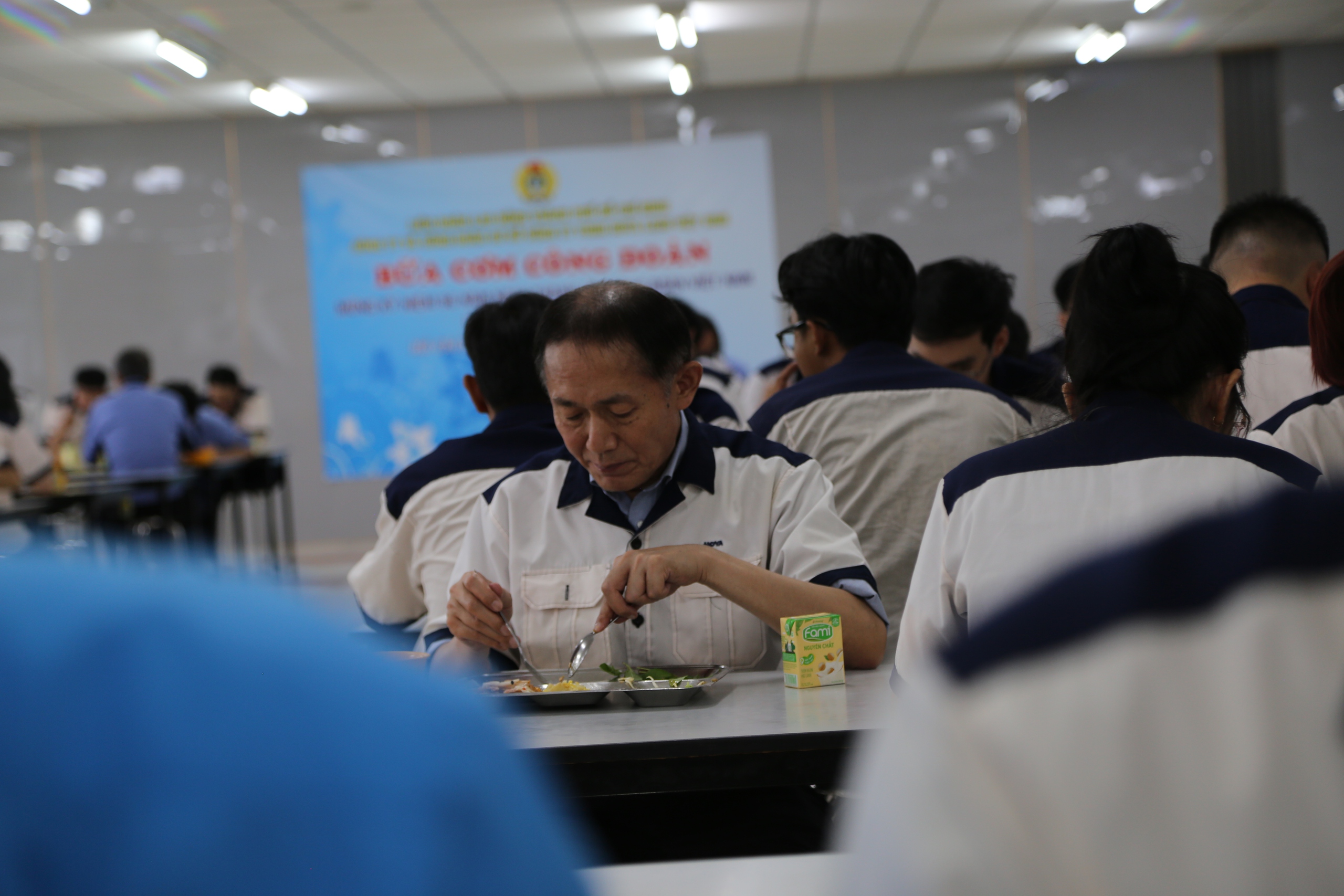 Hình ảnh ấn tượng chủ tịch công ty người Nhật cầm khay cơm đến chỗ ăn cùng công nhân- Ảnh 4.