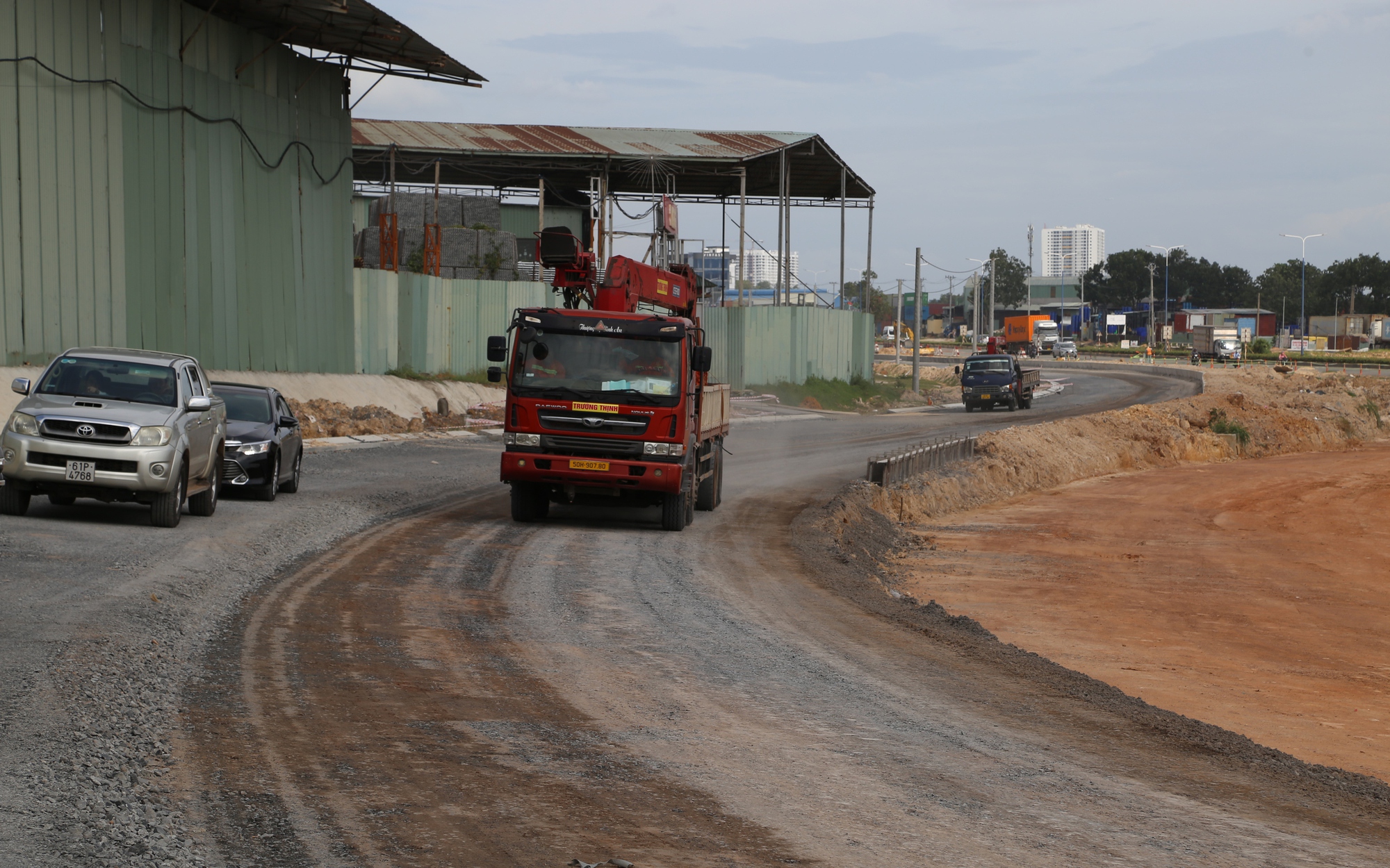 Ng&atilde; tư Đ&igrave;nh ken đặc xe trước giờ G khởi c&ocirc;ng cầu vượt - Ảnh 2.
